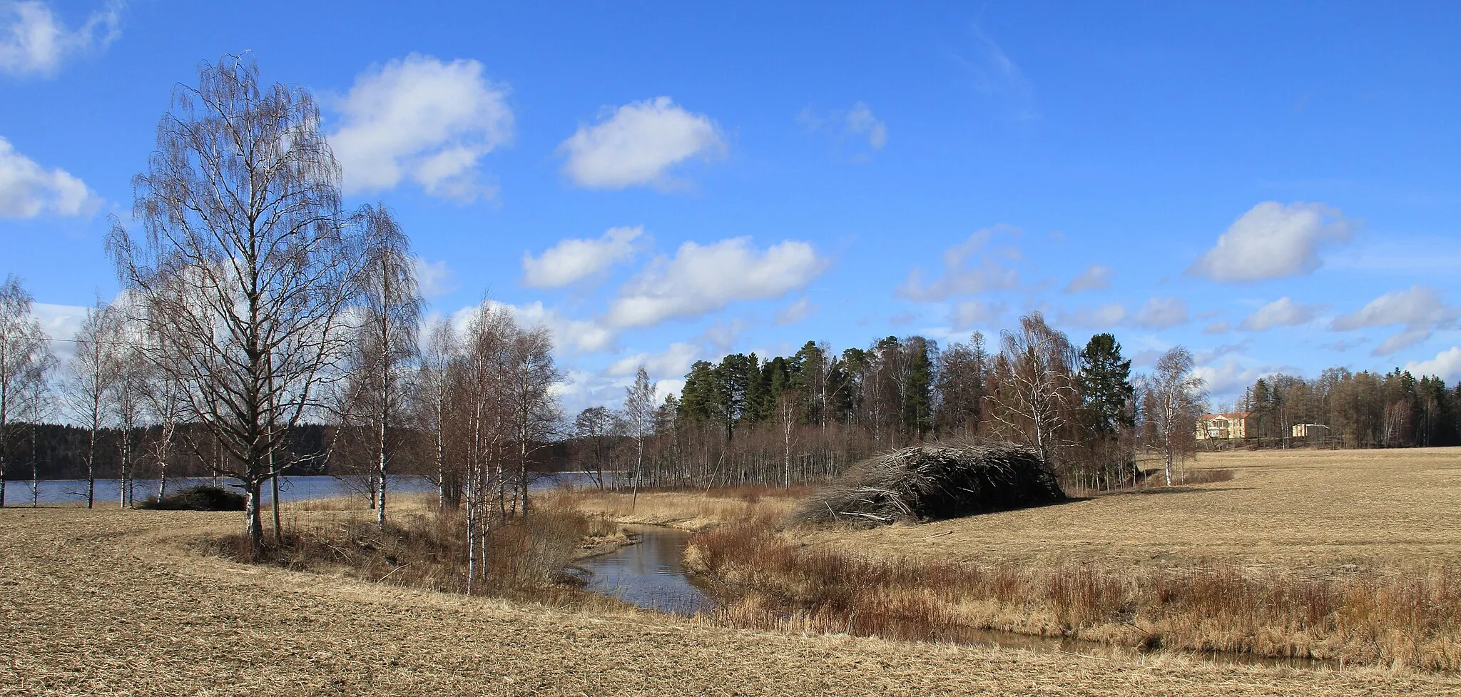 Photo showing: Mommila manor, River Pätilä and Lake Mommila seen from the Mommila chuchyard, Hausjärvi, Finland.