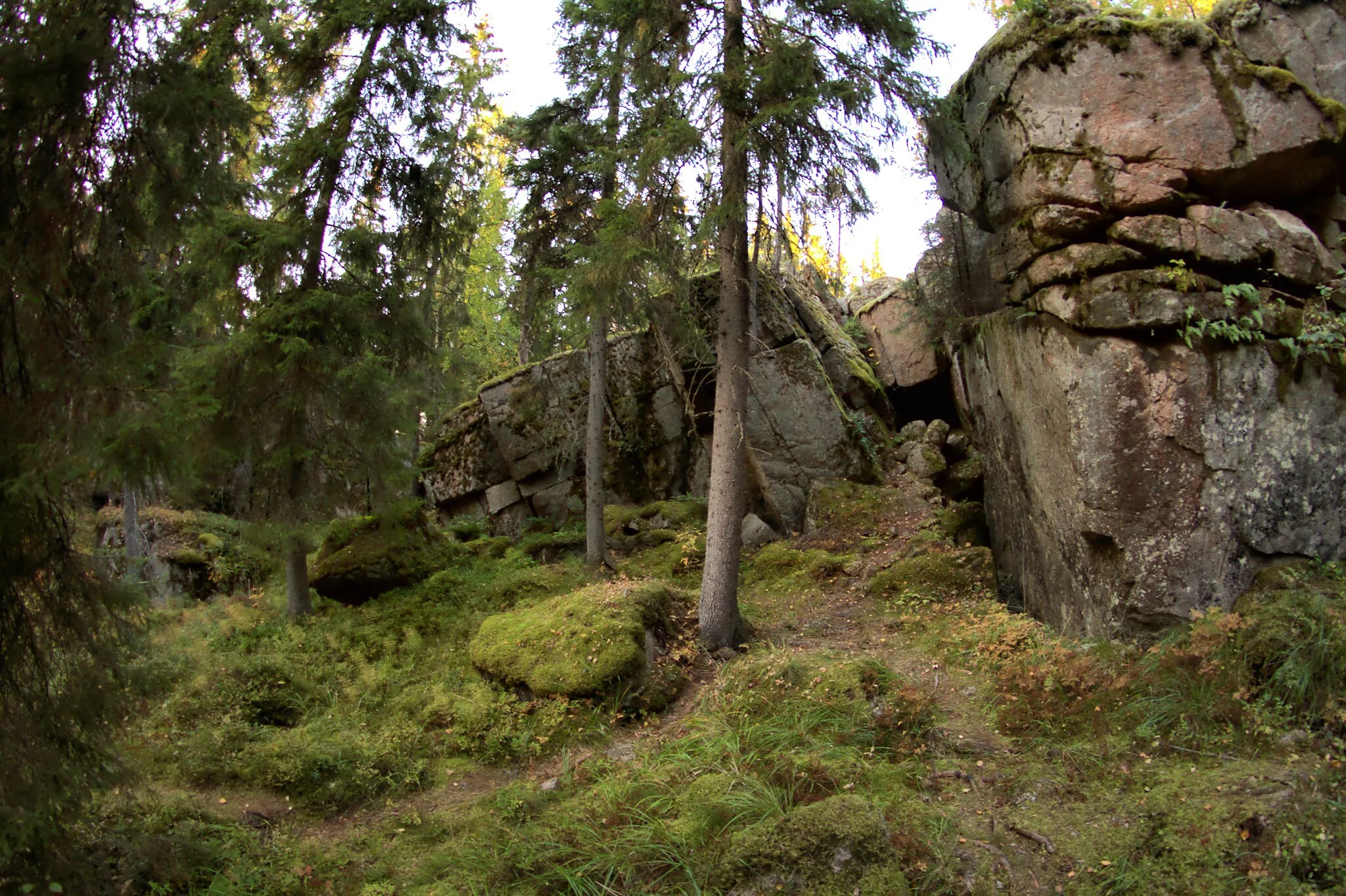 Photo showing: Hautvuoren erään luolan suuaukko.