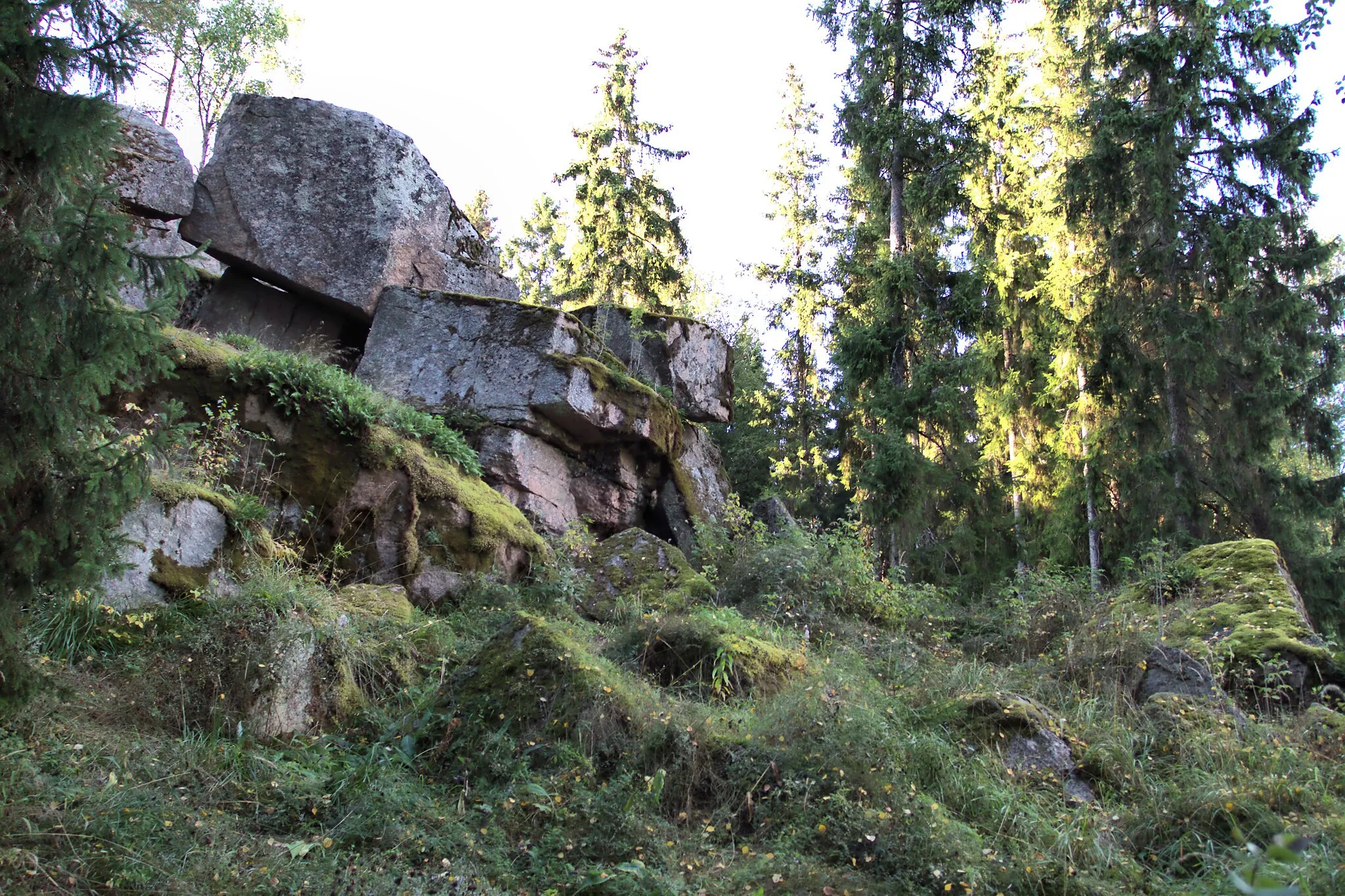 Photo showing: Mahdollisen maanjäristyksen siirtämiä lohkareita ja niiden alle muodustuneiden luolien suuaukkoja.