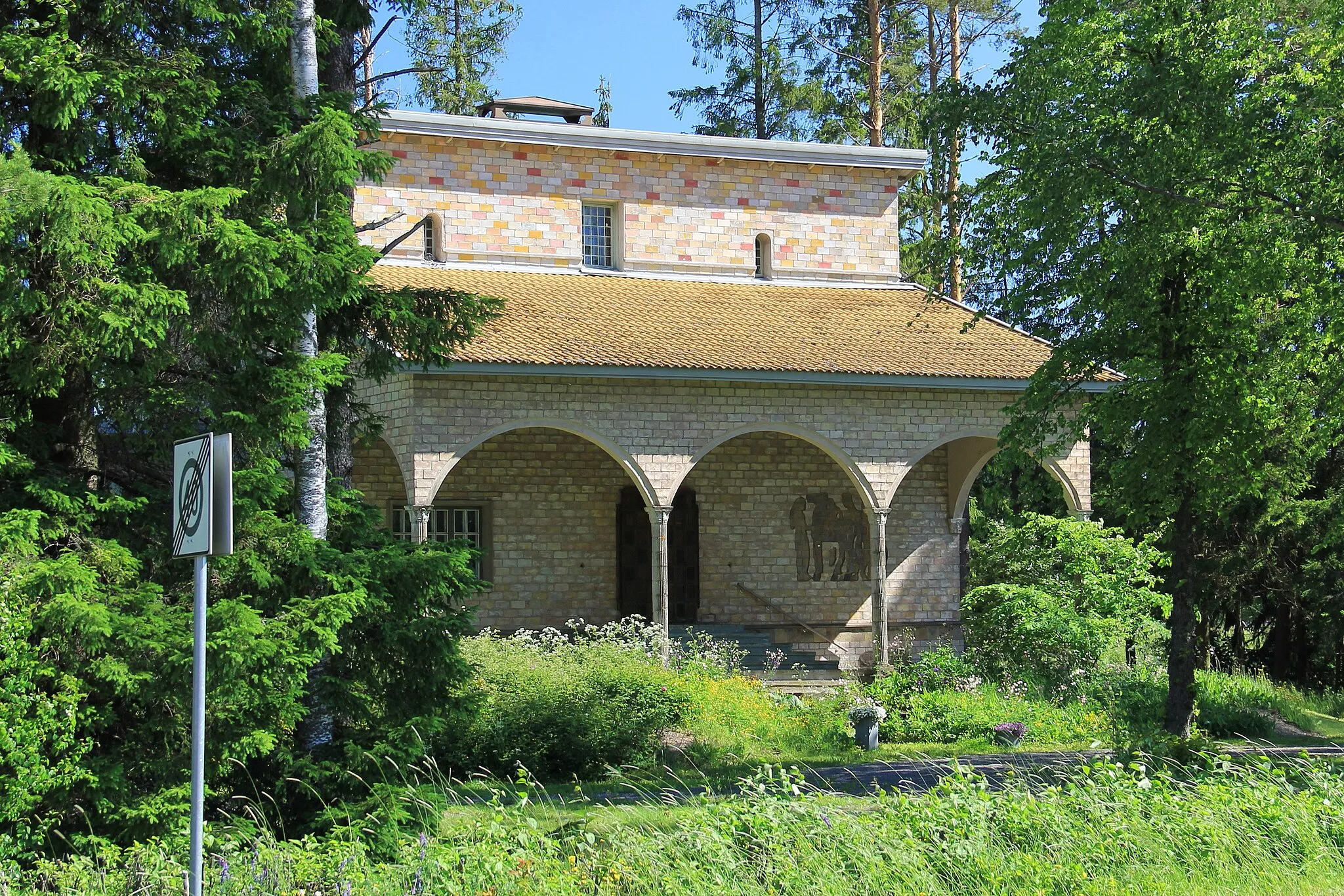 Photo showing: Villa Ville, Oripää, Suomi. - Villa Ville was family home of painter, sculptor and teacher Viljo Syrjämä (1914-1976). There was alko his studio. He built his home including bricks and furniture entirely by himself. It was inspired by Convent of San Marco in Florence, Italy.