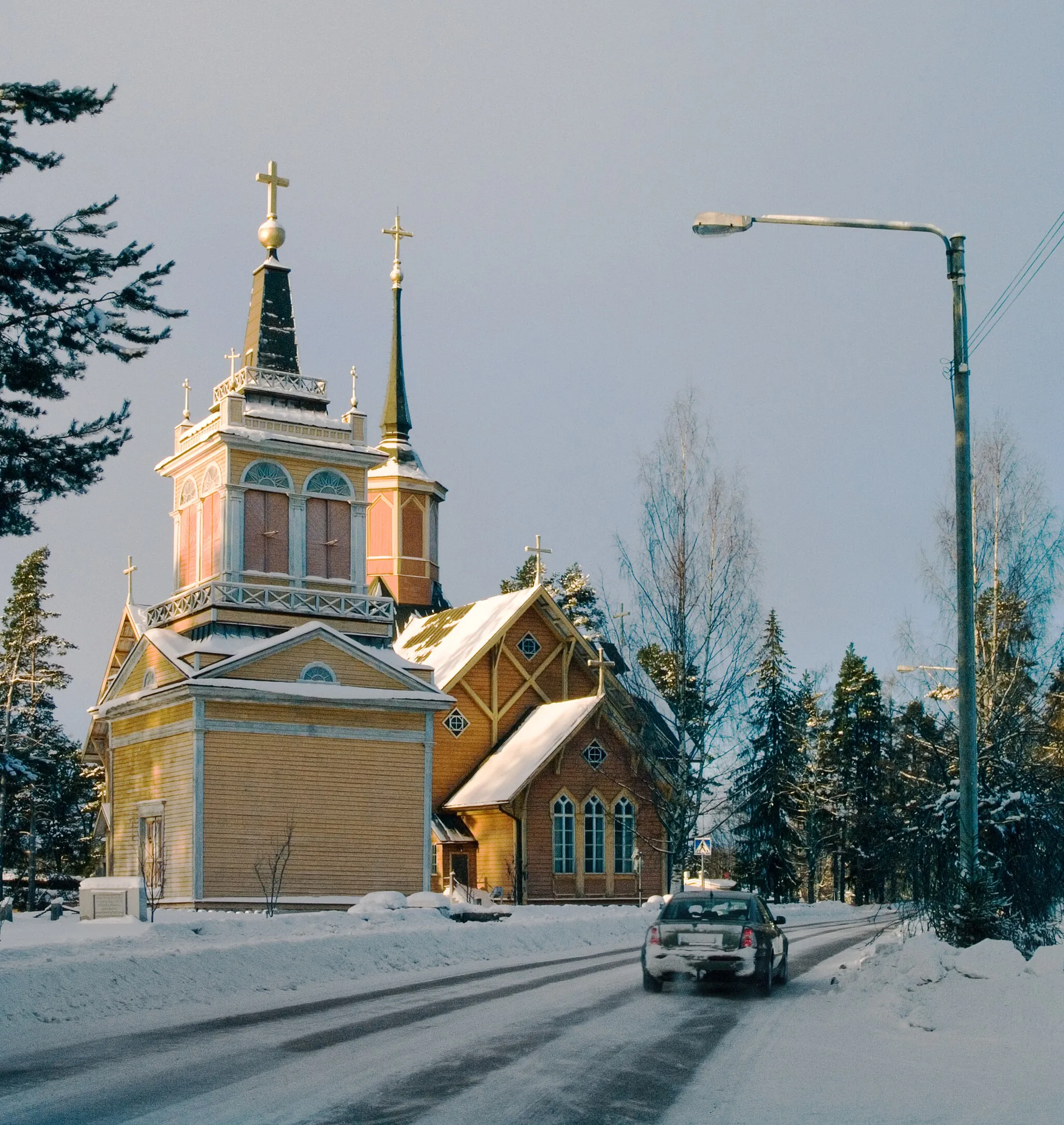 Photo showing: Road passes the Lutheran church in Kivijärvi, Finland, January 2013.
