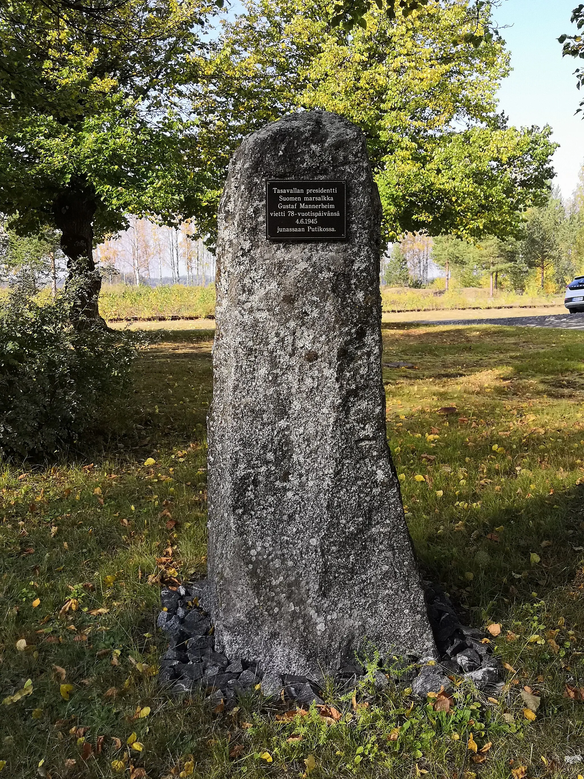 Photo showing: Putikko village, former sawmill community. Memorial plaque of Marshall Mannerheim's 78th birthday on Putikko railway station (1945).