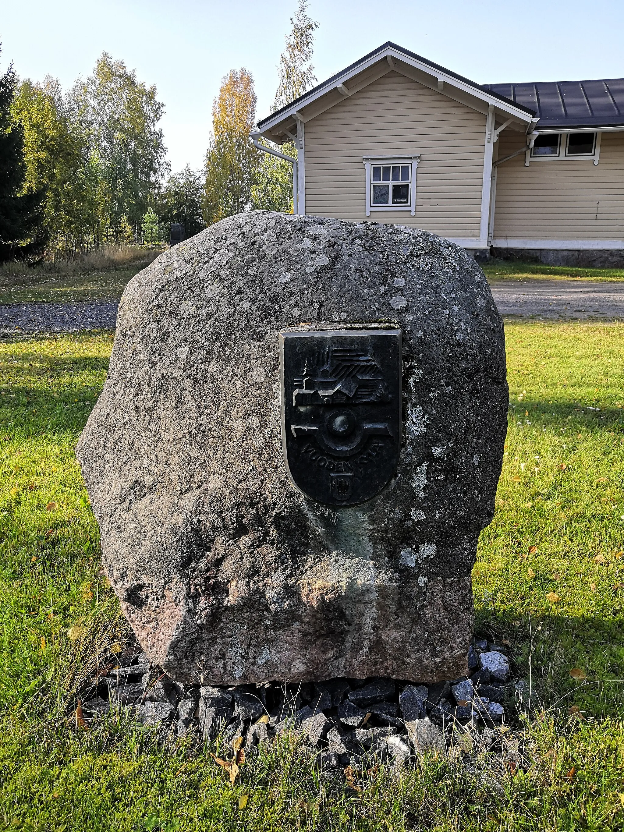 Photo showing: Putikko village, former sawmill community. Former railway station of Putikko. Memorial of village of the year 1992 nomination.