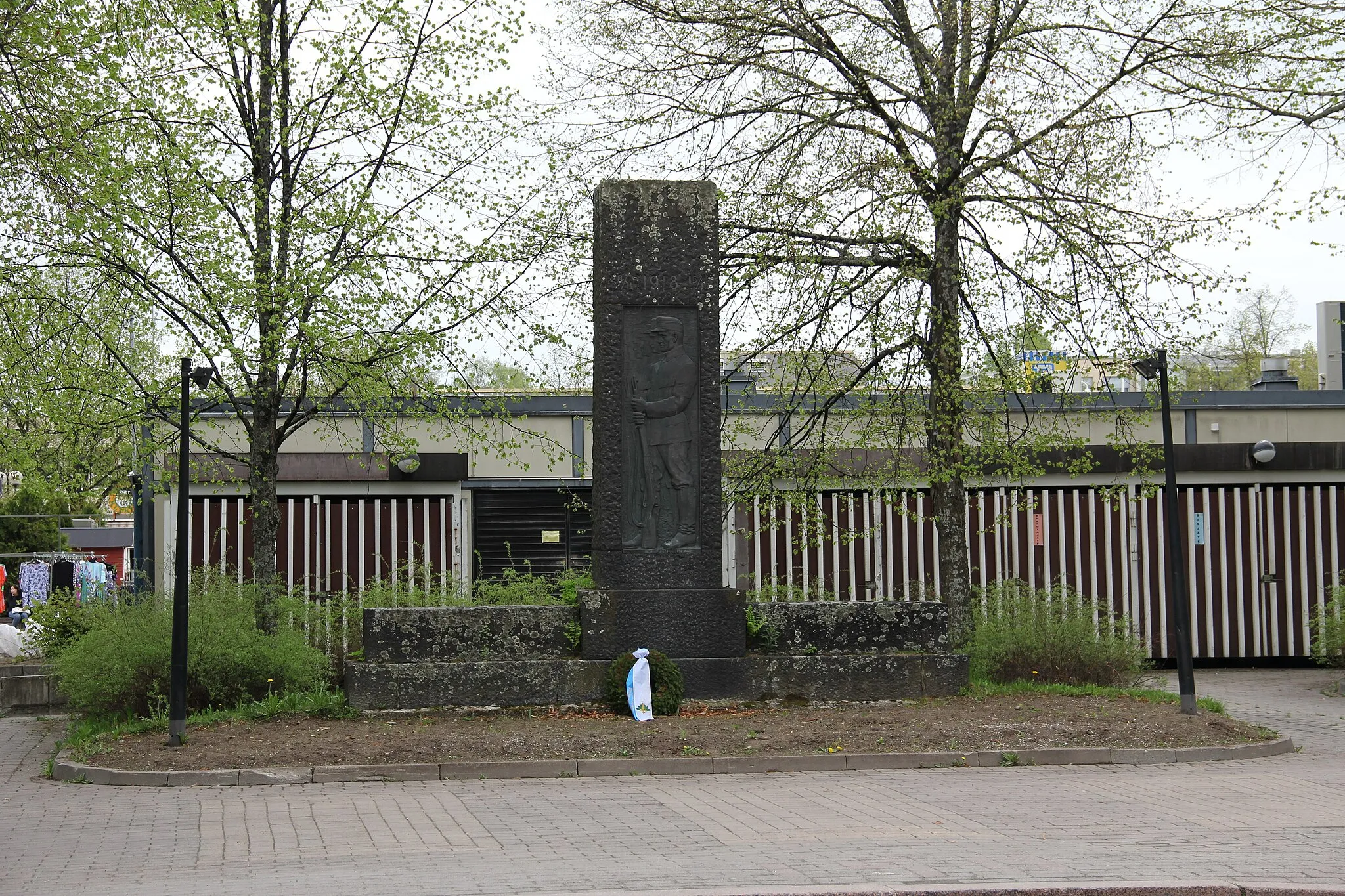 Photo showing: Memorial of Finnish Civil War(1922). Bas-relief of cast bronze by Emil Wikström (1864-1942). Erectec in 1922. Location: Market Square park, Kauppakatu, Heinola, Finland.