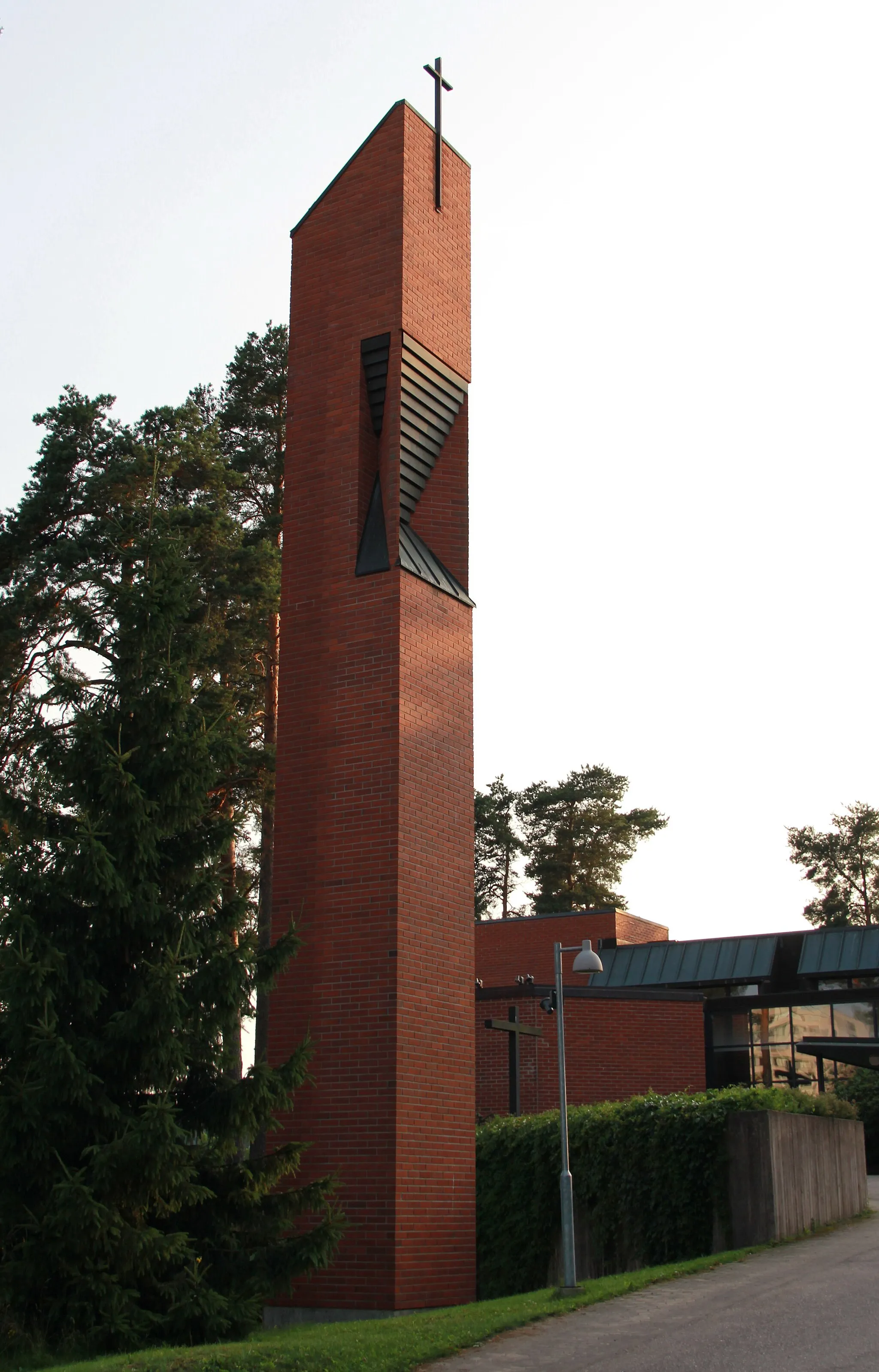 Photo showing: Kaarina Church in Kaarina, Finland. Architects Pitkänen-Laiho-Raunio, completed in 1980 as a parish center, since 1991 as a church.