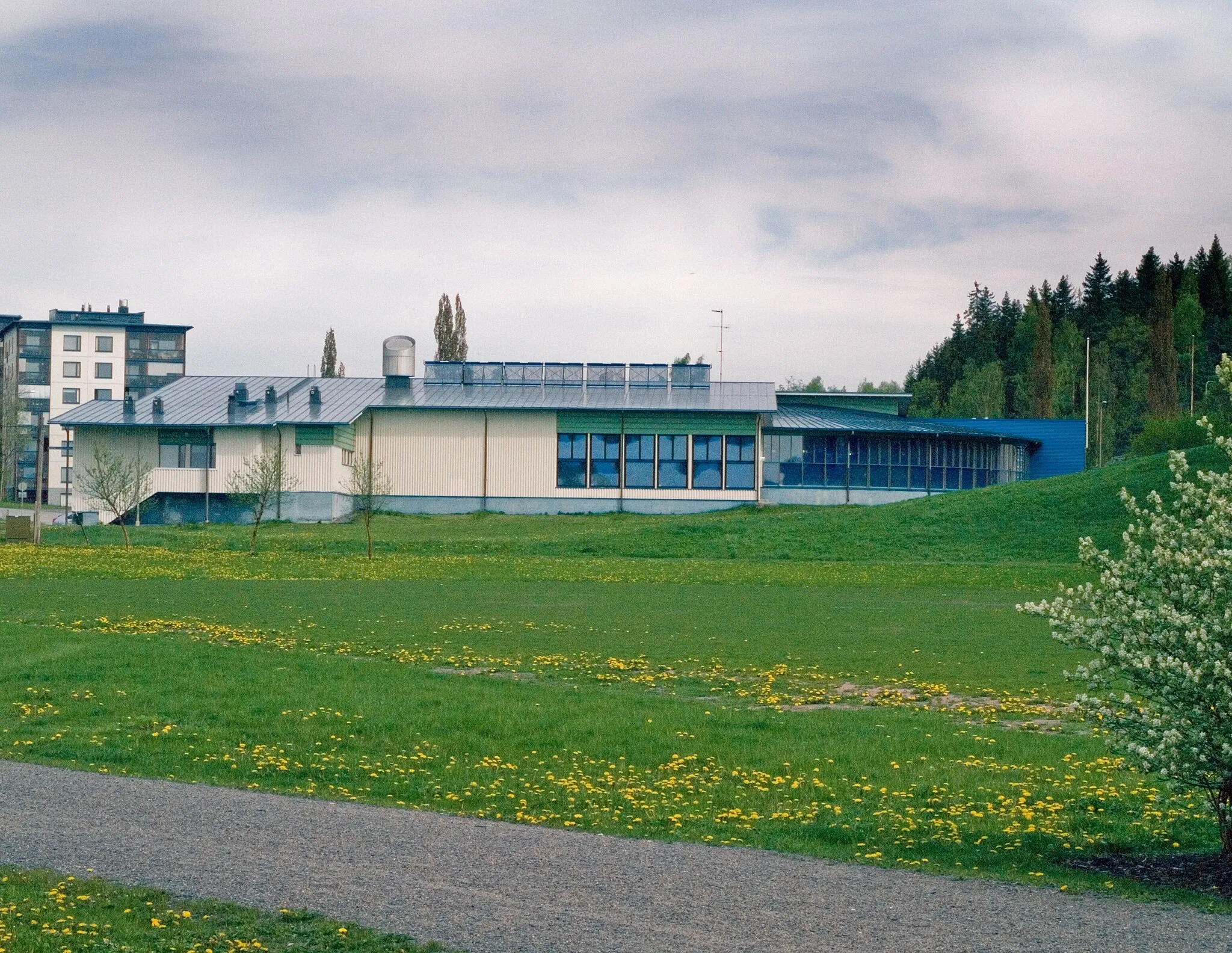 Photo showing: Indoor swimming pool in Hovirinta, Kaarina, Finland, seen from the south. May 2014.