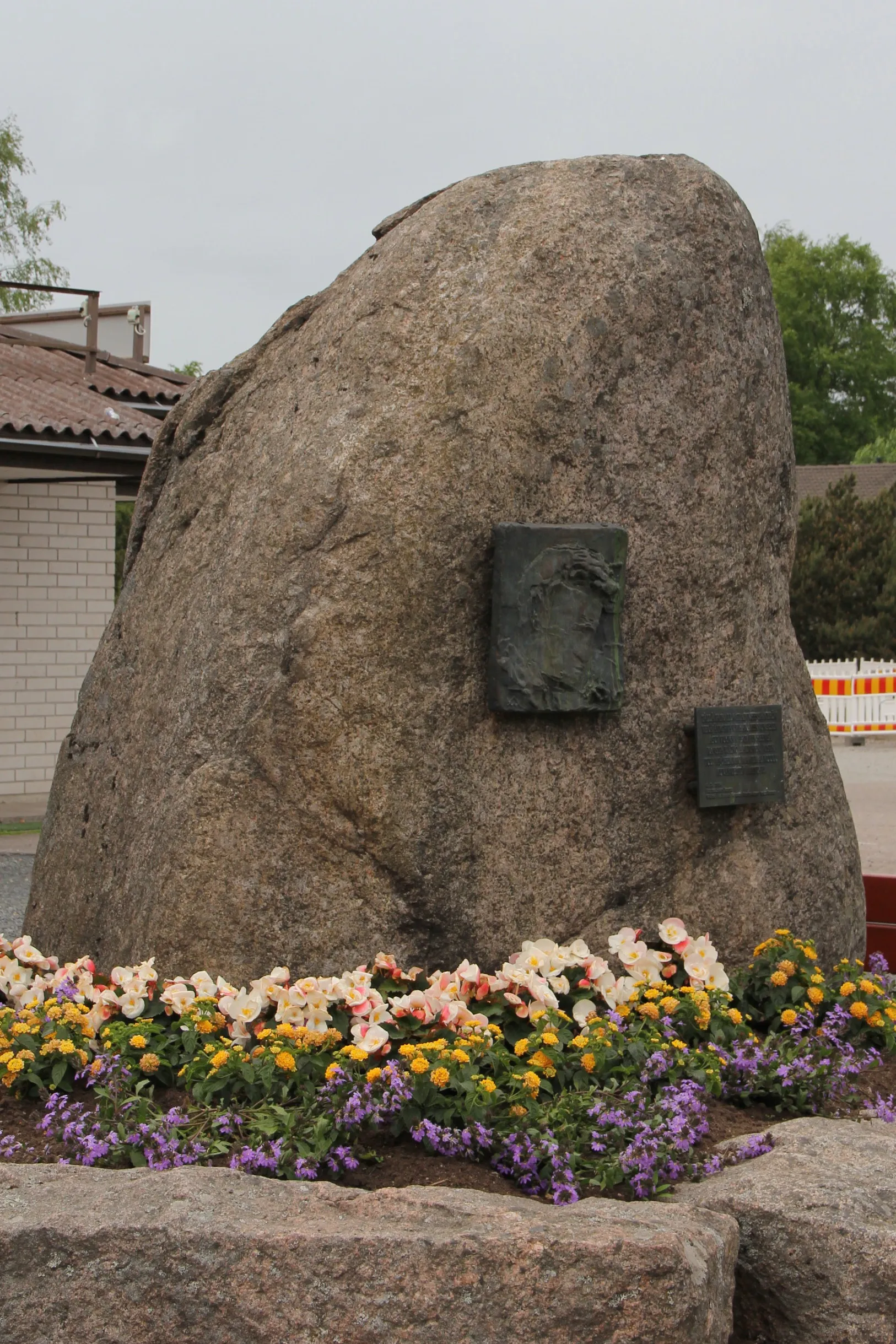 Photo showing: Wäinö Aaltonen memorial stone, Kyrö, Karinainen, Pöytyä, Finland. - Memorial stone is located where one of Aaltonen's childhood home was. Memorial with Aaltonen relief and plaque was unveiled in 8th March 1994, 100 years after his birth.