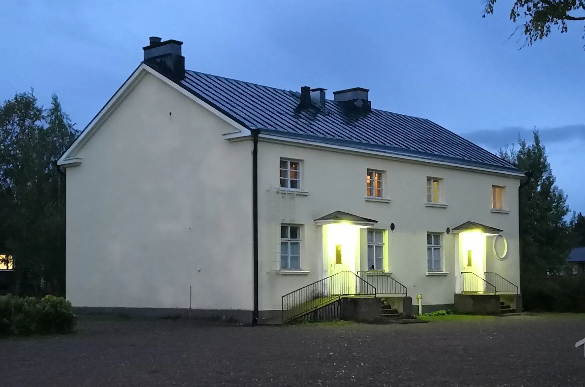 Photo showing: Korian koulun kivikoulu iltahämärässä