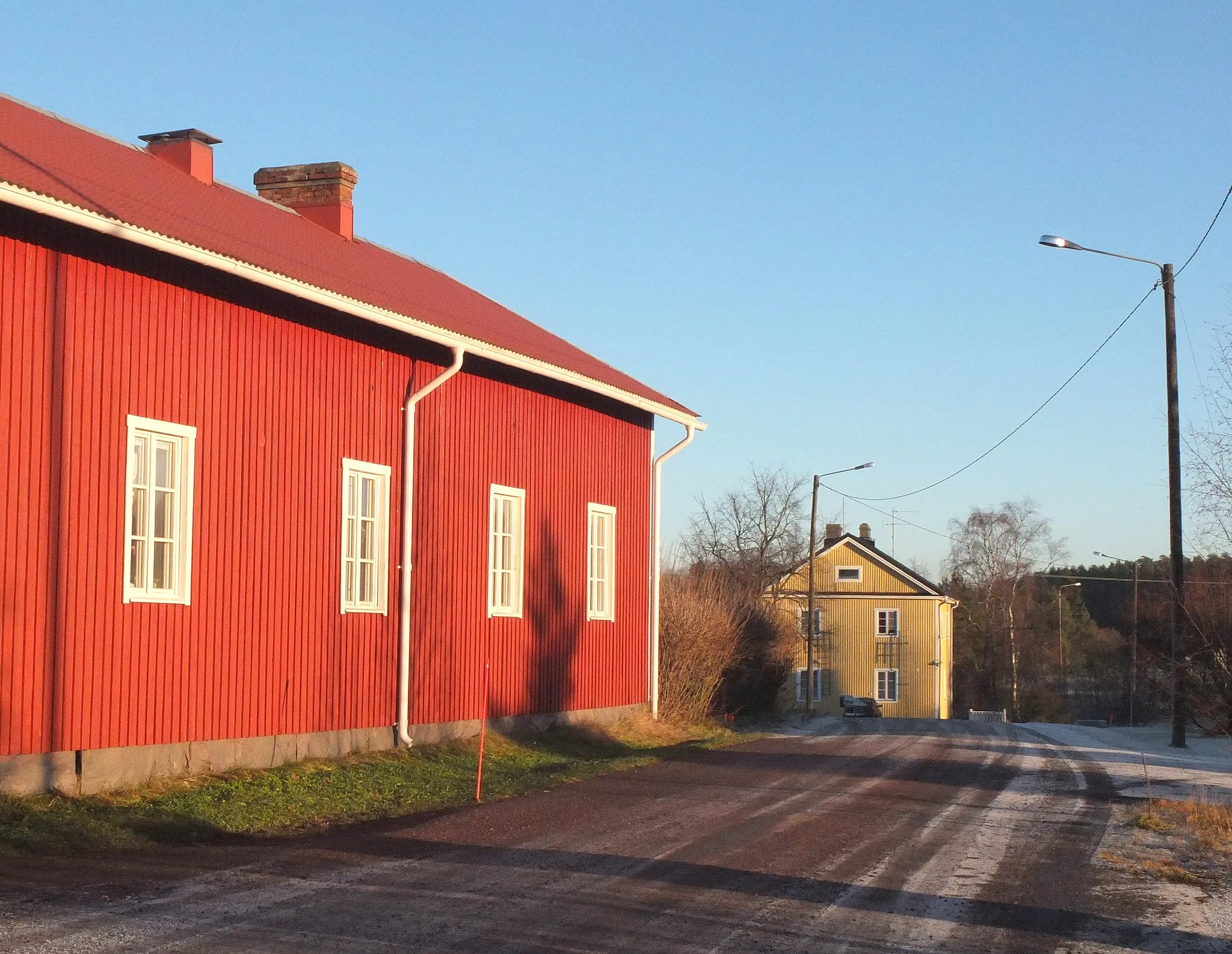 Photo showing: Old wooden residential buildings on Mannintie street, Asemanseutu, Lieto, Finland (village near old Lieto railway station). December 2013.