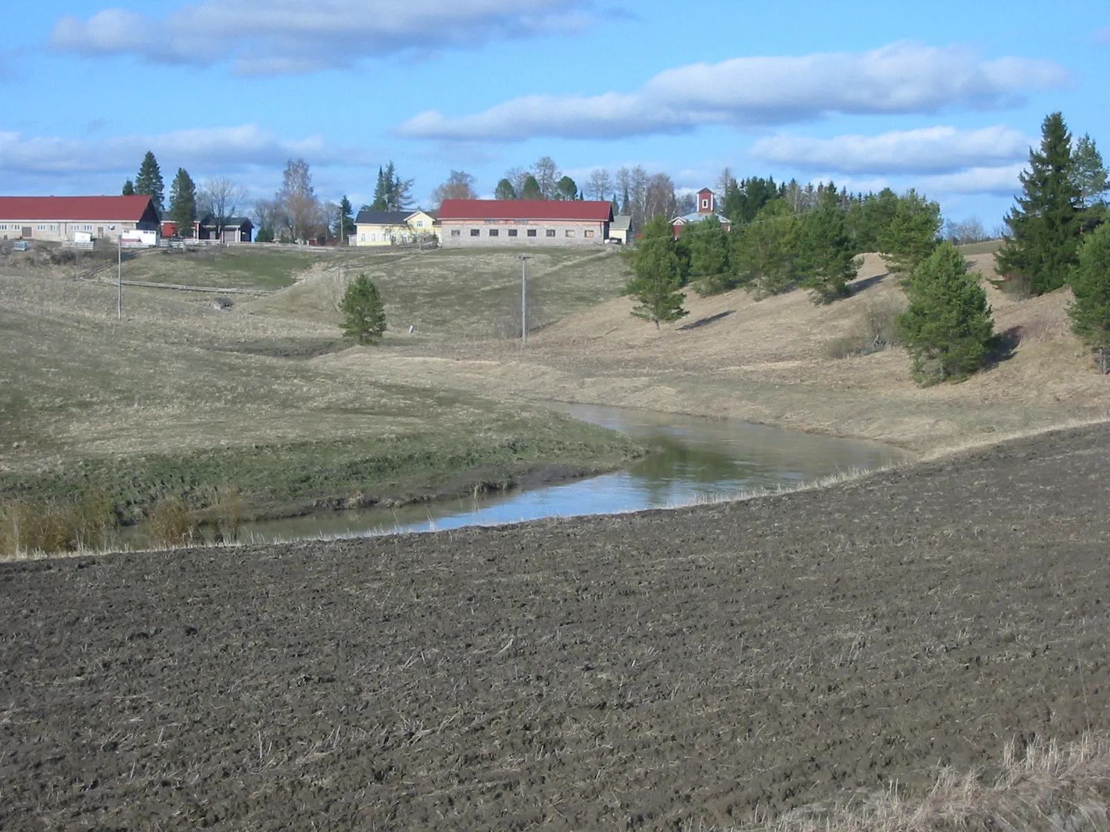 Photo showing: Haali Manor house in Pertteli, Salo, Finland. In the front river Uskelanjoki.