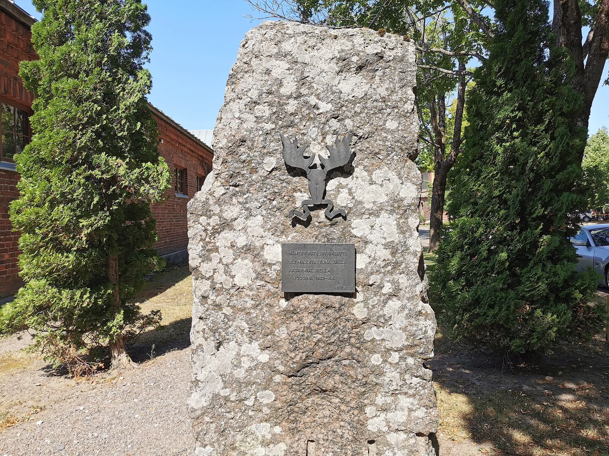 Photo showing: Memorial of Tavastia Cavalry Regiment in Rakuunamäki, Leiri, Lappeenranta, Finland. Pictured in July of 2021.