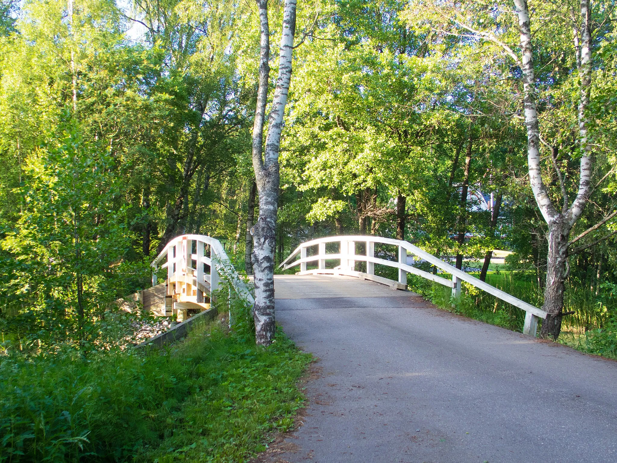 Photo showing: Bridge to Rövarholmen island in SW corner of Kuusisto island, Kaarina, Finland.