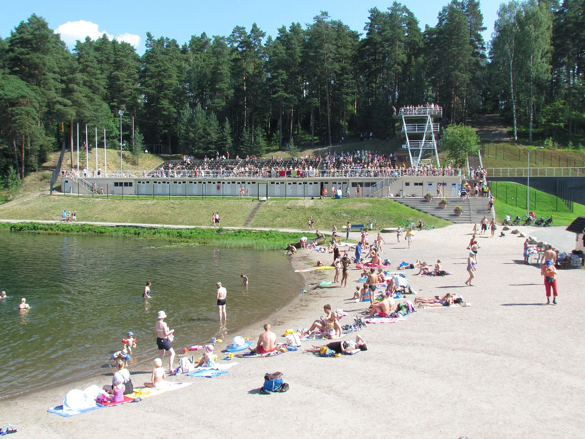 Photo showing: Ahveniston lido in Hämeenlinna was re-opened after renovation the 26th of July in 2014. The lido was built next to the Ahvenisto lake for 1952 Summer Olympics.