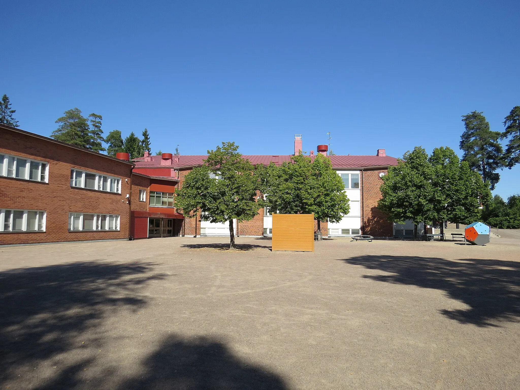 Photo showing: Otsolan peruskoulu Kotkassa Ristinkallion kaupunginosassa.