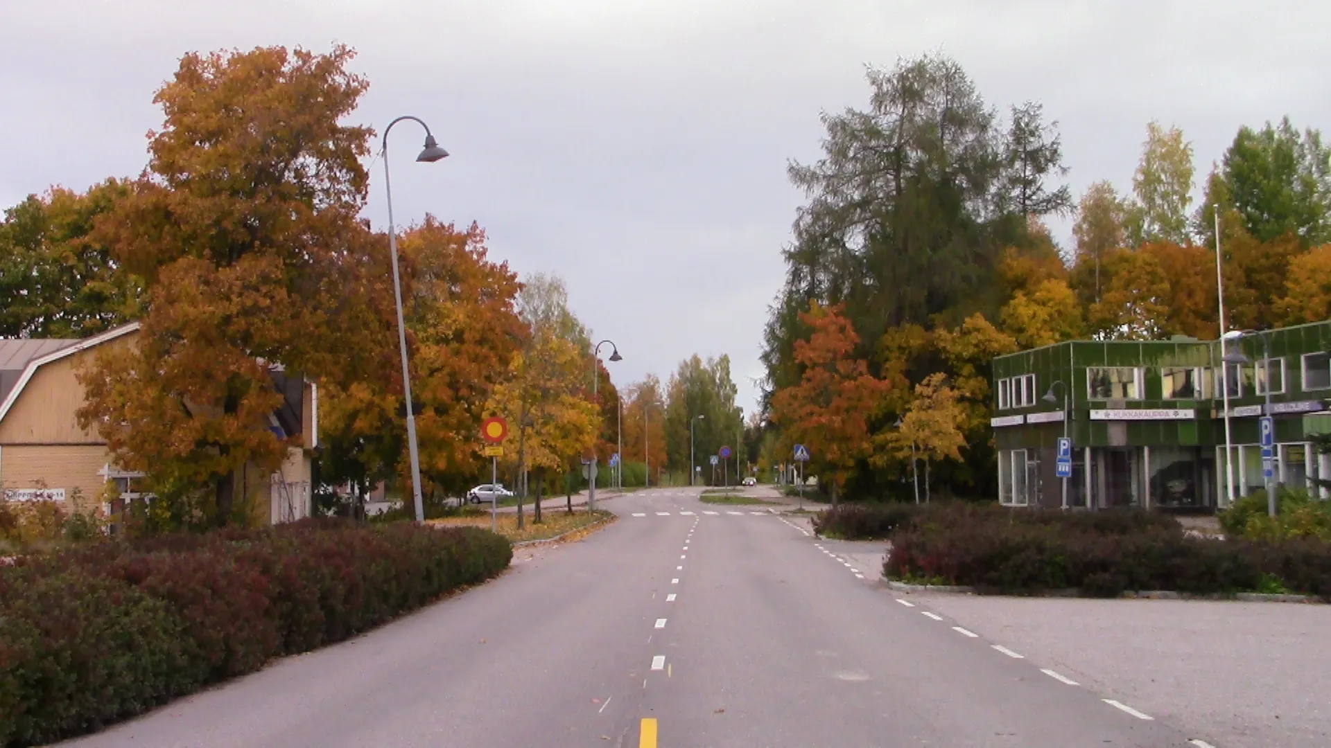 Photo showing: Keskustie road in Hausjärvi, Finland. Most of the local services are located along this road.