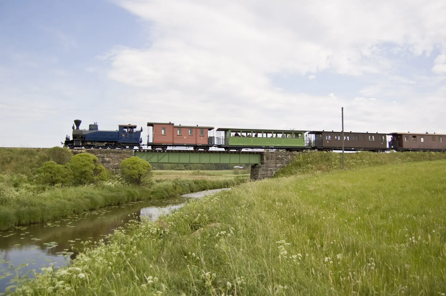 Photo showing: Steam-hauled museum train crossing the Jänhijoki railway bridge in Jokioinen, Finland.