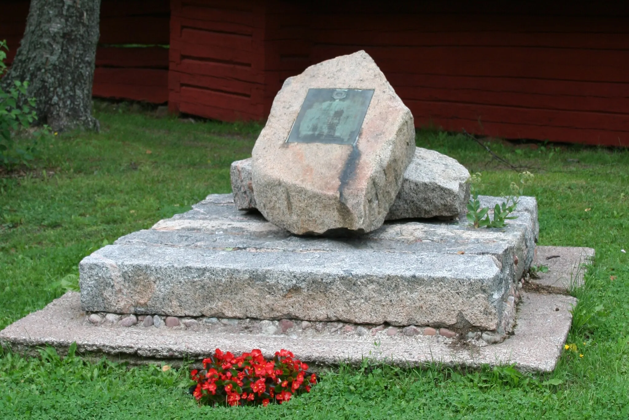Photo showing: Antti Lizelius memorial stone, Pöytyä, Finland. Lizelius was a finish vicar, born in 12.10.1708, died 15.10.1795. This memorial stone and plaque was mounted 12.10.1958.