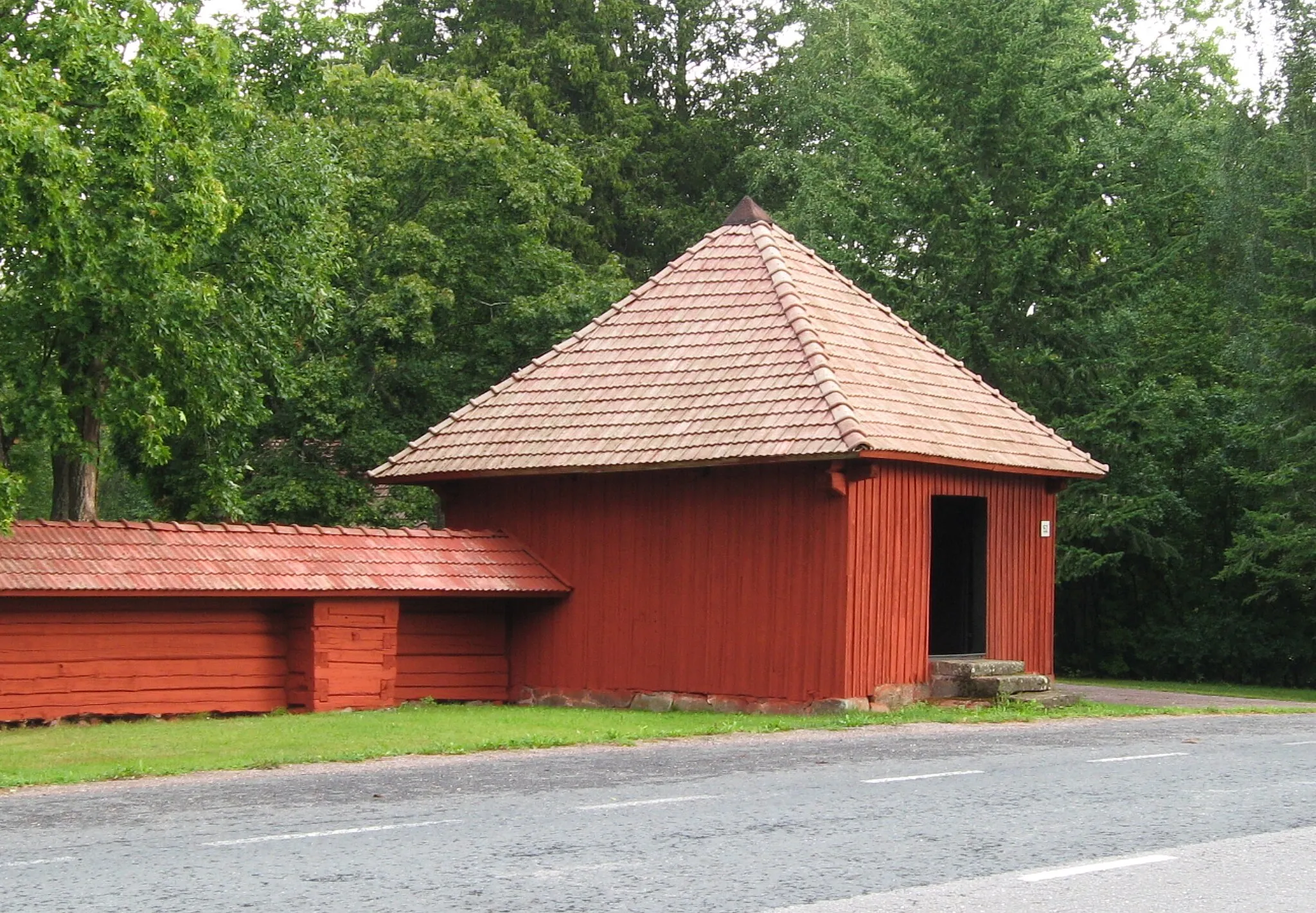 Photo showing: Pöytyä old churchyard, Pöytyä, Finland. Log fence and gate building.