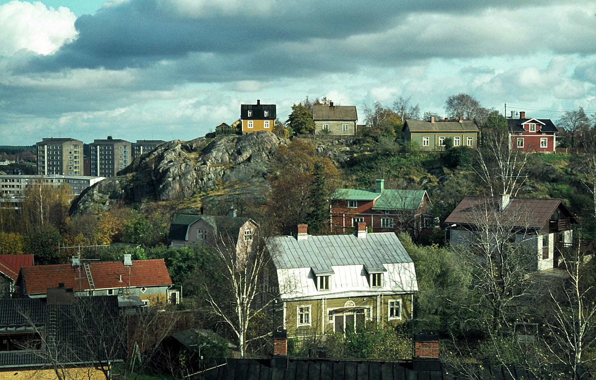 Photo showing: Kuuvuori hill in Turku, Finland, with early 20th century wooden houses, photographed in 1978.