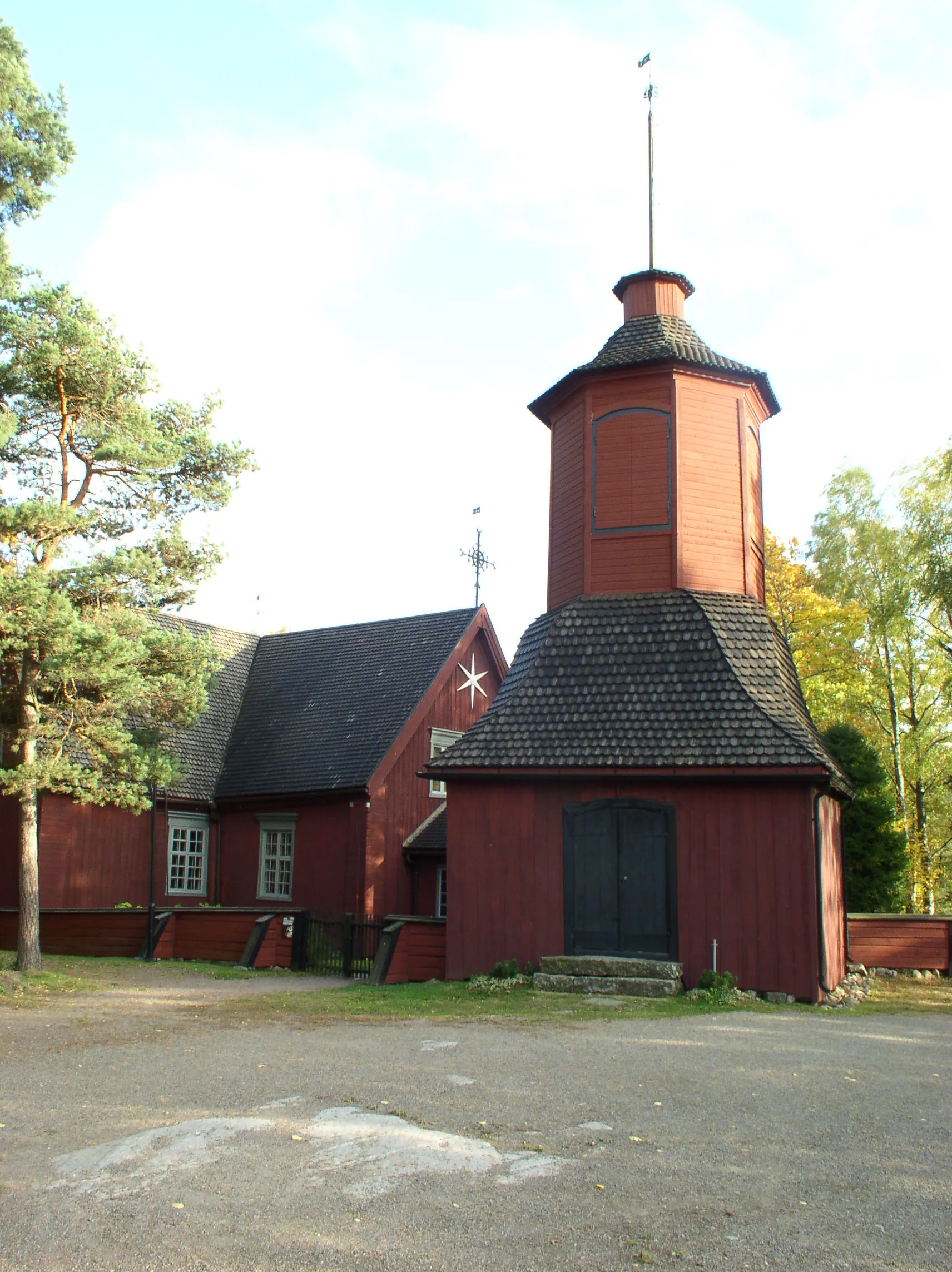 Photo showing: Merimasku church (build 1726) and bell tower (build 1769) in Naantali (previously Merimasku), Finland.