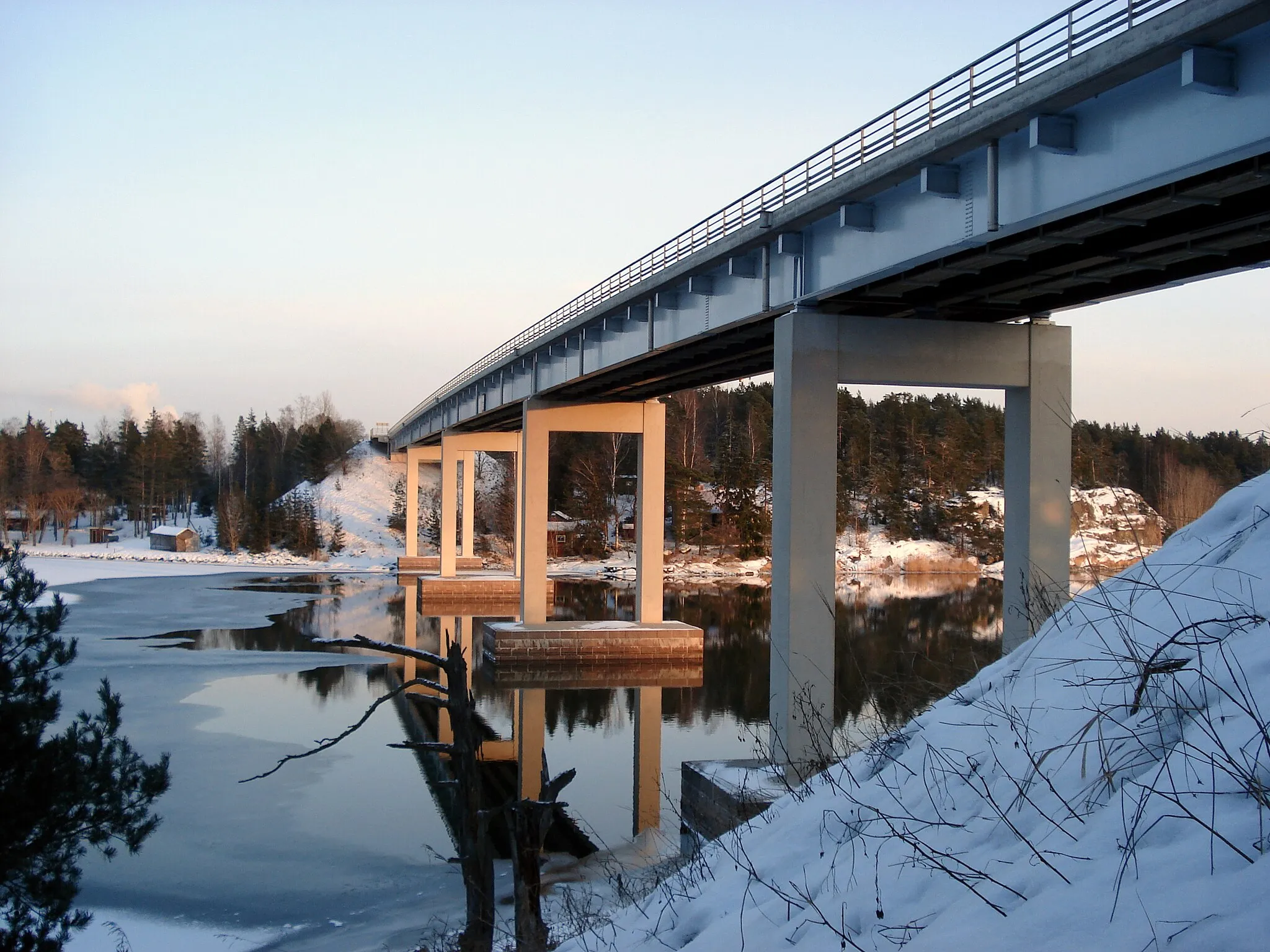 Photo showing: Särkänsalmen bridge at Naantali, Finland.