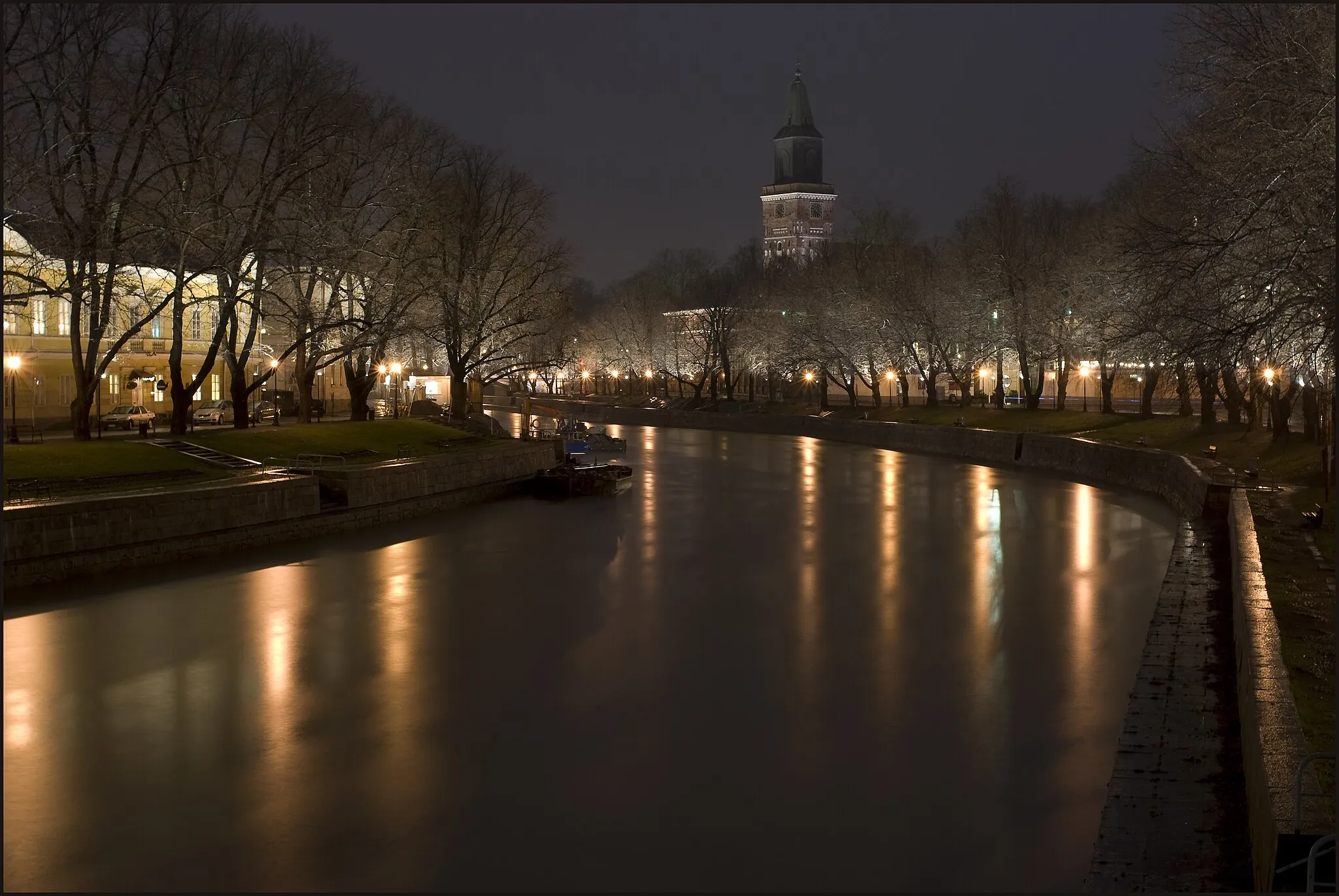 Photo showing: Frozen Aurajoki, from Aurasilta to the Cathedral. The site of the Kirjastosilta before the construction of that bridge.