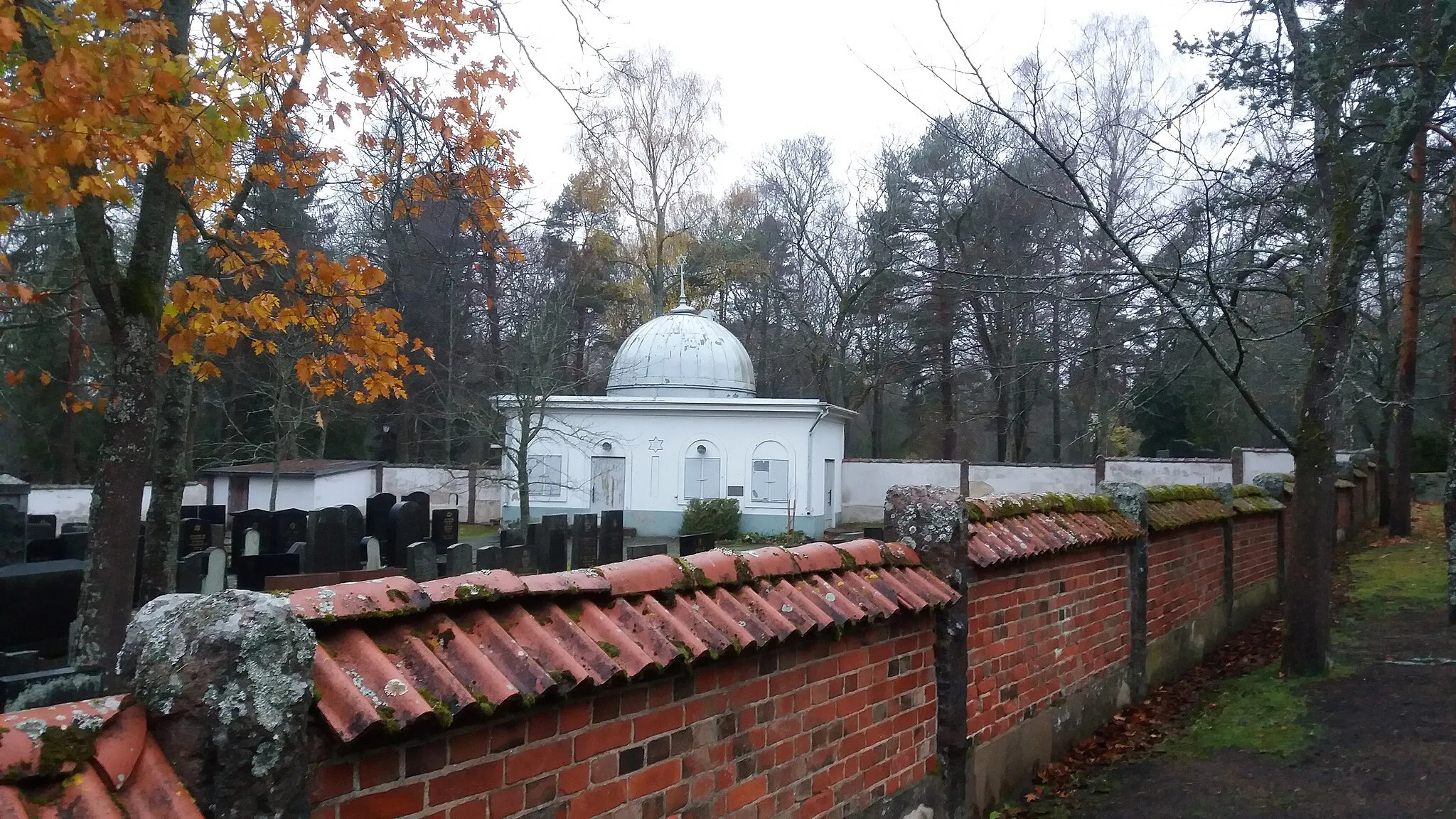 Photo showing: Turku Jewish Cemetery, Finland. The chapel was designed by the archtect August Krook in 1932.