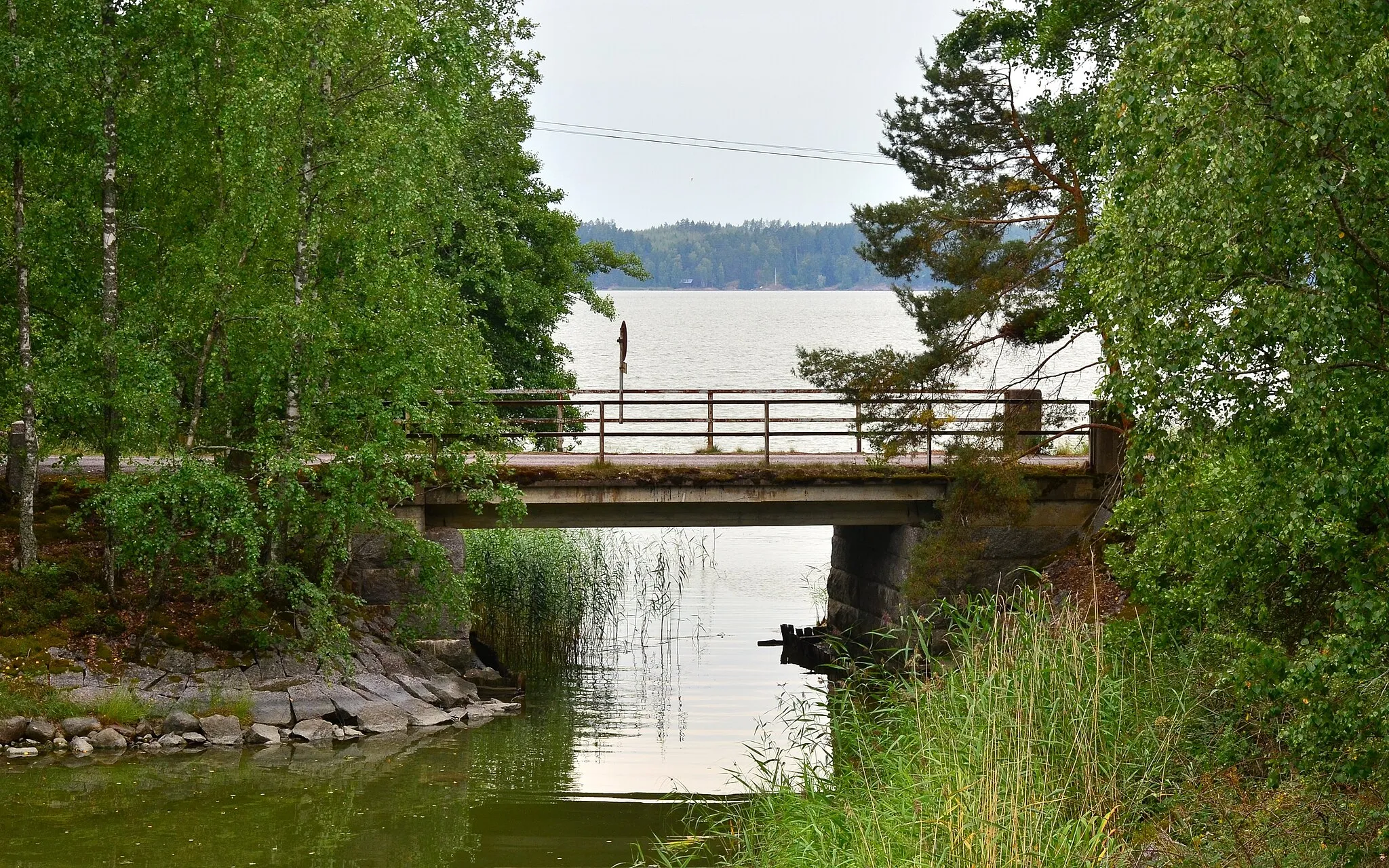 Photo showing: Lilla bron över till kanalholmen, Strömma kanal, Kimitoön,Finland.