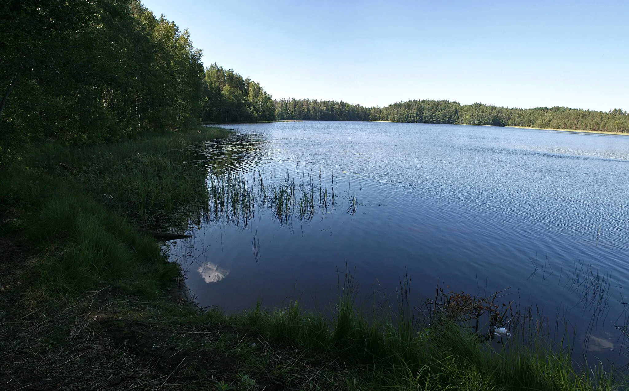 Photo showing: Lake Pääjärvi, resting place of treking route, view over lake to Kynnysniemi penisula