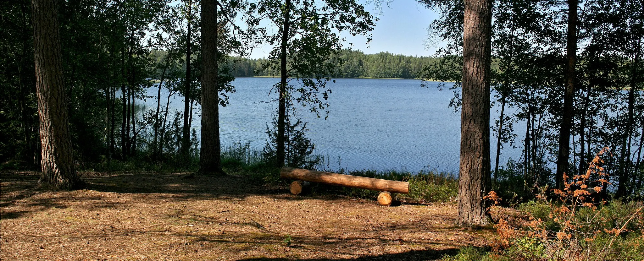 Photo showing: Lake Pääjärvi, resting place of treking route, view over lake to Kiilinsaari penisula