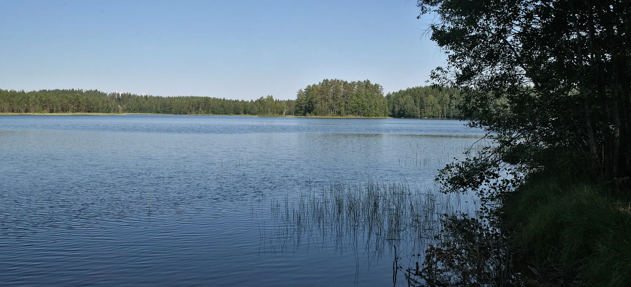 Photo showing: Lake Pääjärvi, resting place of treking route, view over east side of the lake and Pukkisaari island