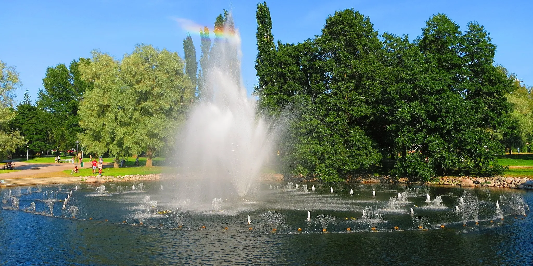 Photo showing: Fountains with music and light effects in Pikku-Vesijärvi Park. View from west (Lahti, Finland)