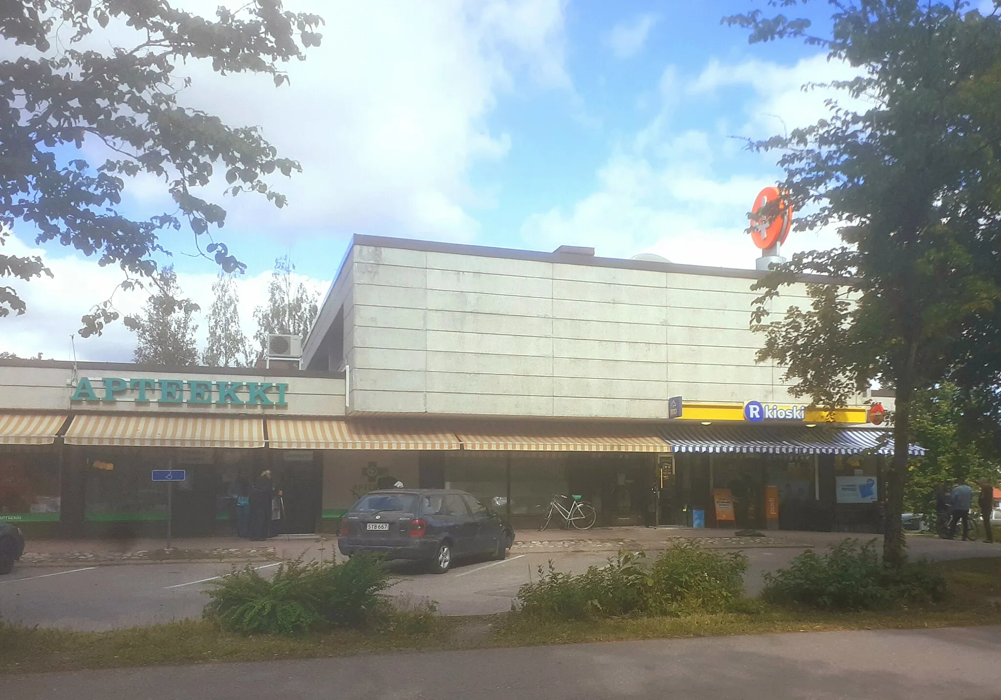 Photo showing: Pharmacy and R-kioski store in Kärkölä, Finland.