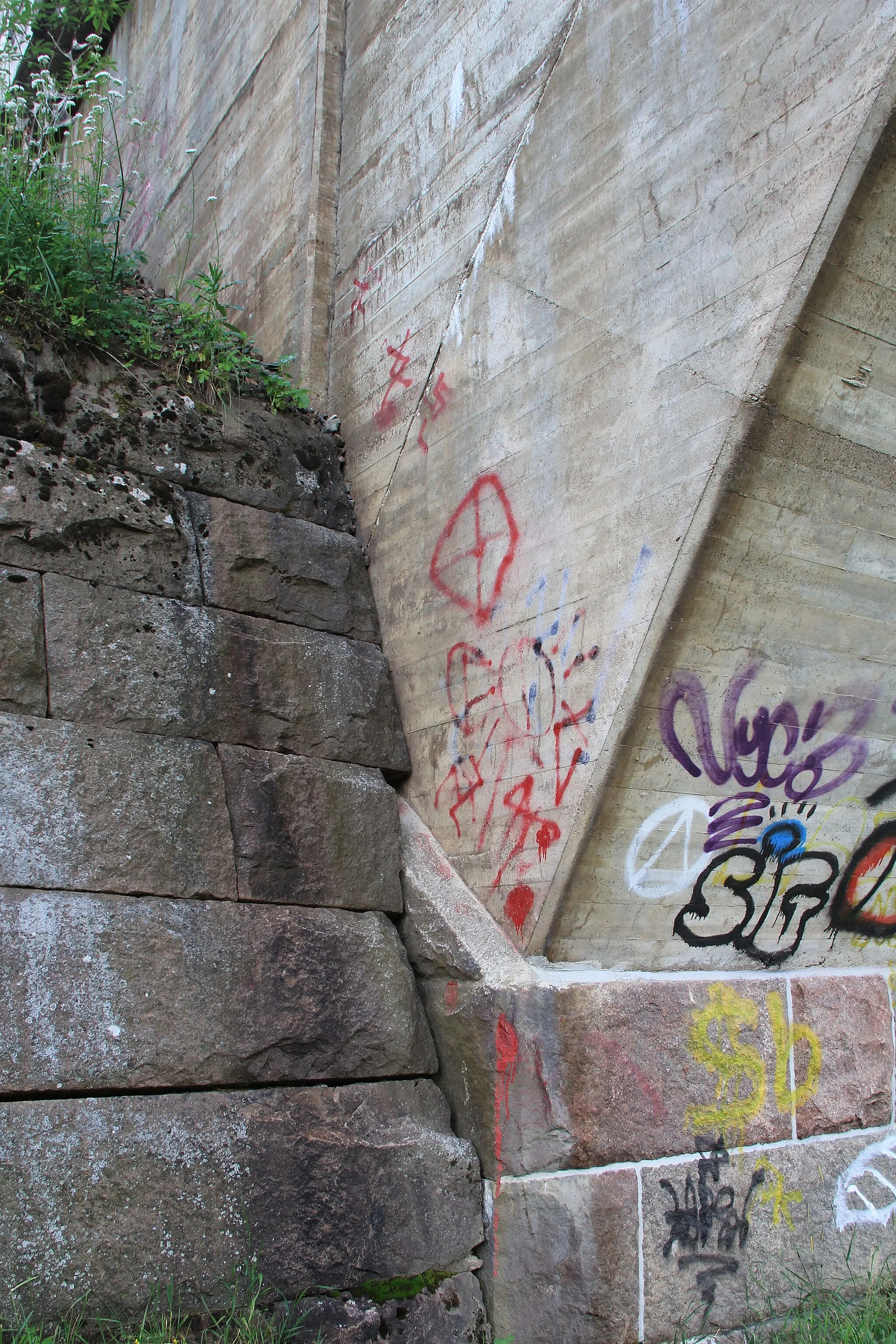 Photo showing: Aurajoki railway bridge, Aura. - Eastern abutment.