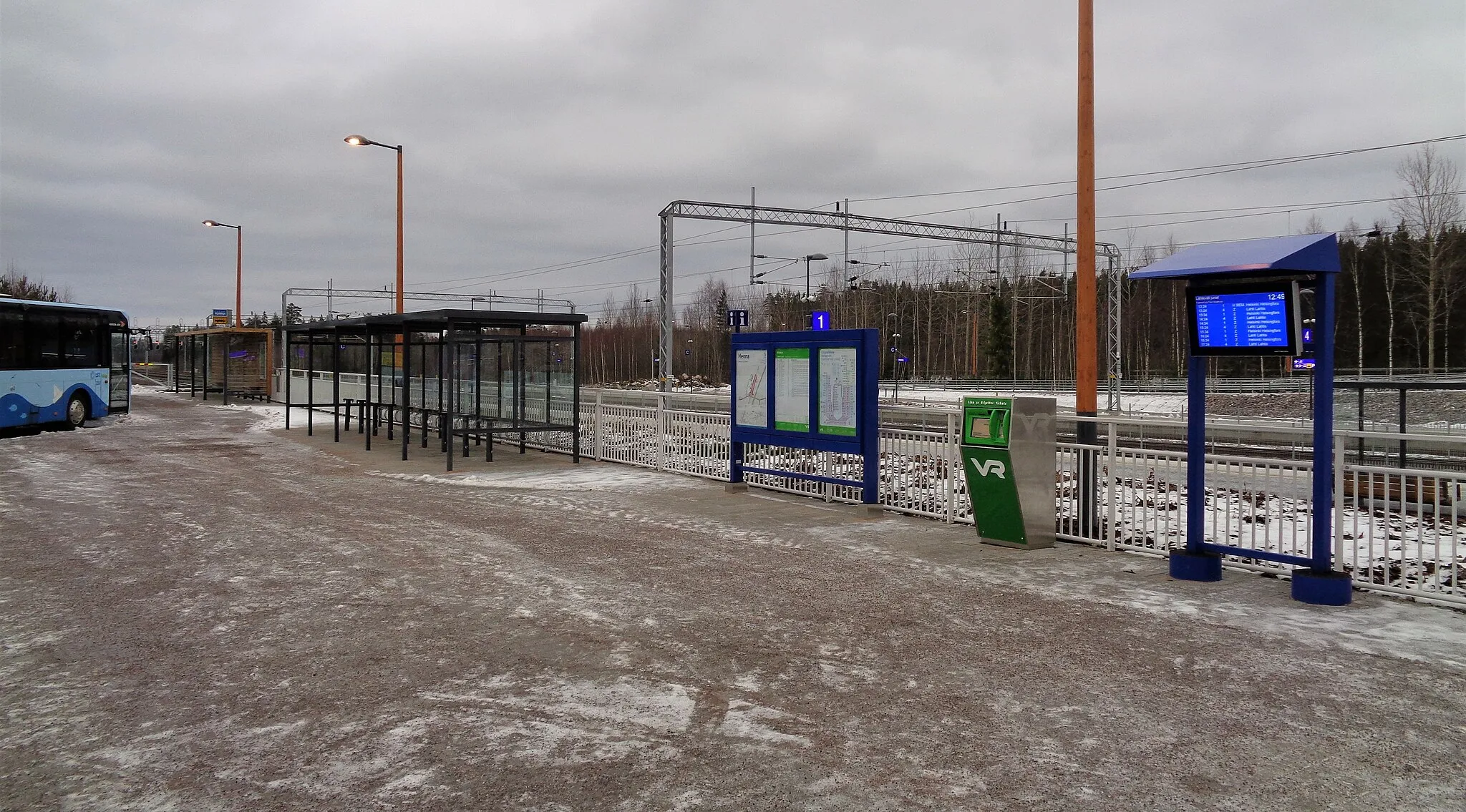 Photo showing: Henna railway station on its opening day. Bicycle shelter, information table and ticket machine.