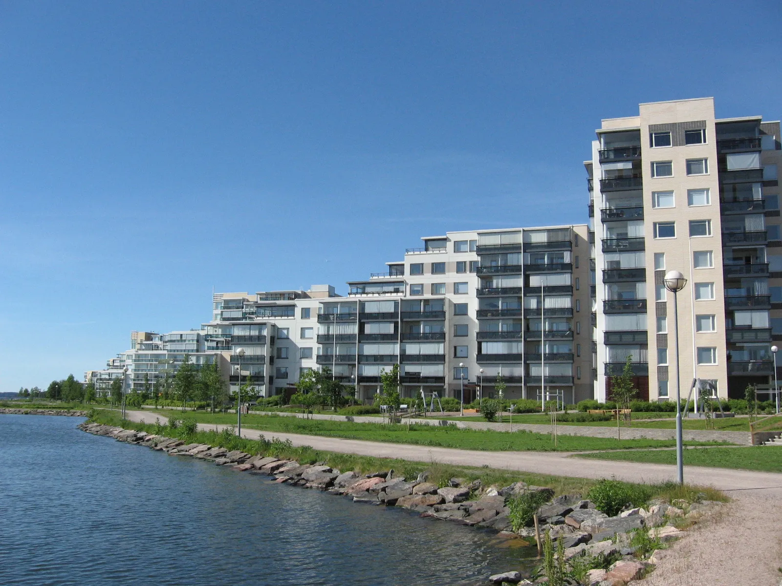 Photo showing: Apartment buildings of Niemi, Lahti by the lake Vesijärvi