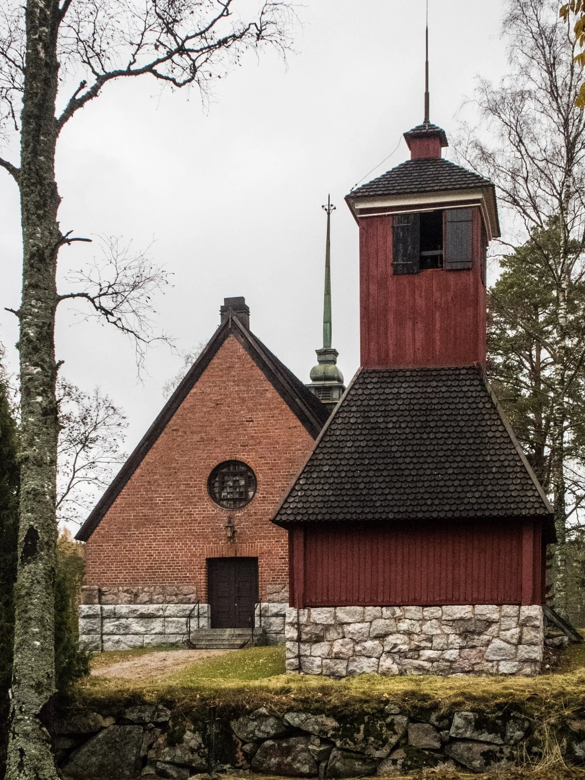 Photo showing: St. Jacob's church in Hevonpää, Paimio, Finland. Architect Lars Sonck, completed in 1928. The fourth church on this medieval site, built to replace the previous church erected 1806 and destroyed in a fire 1909.