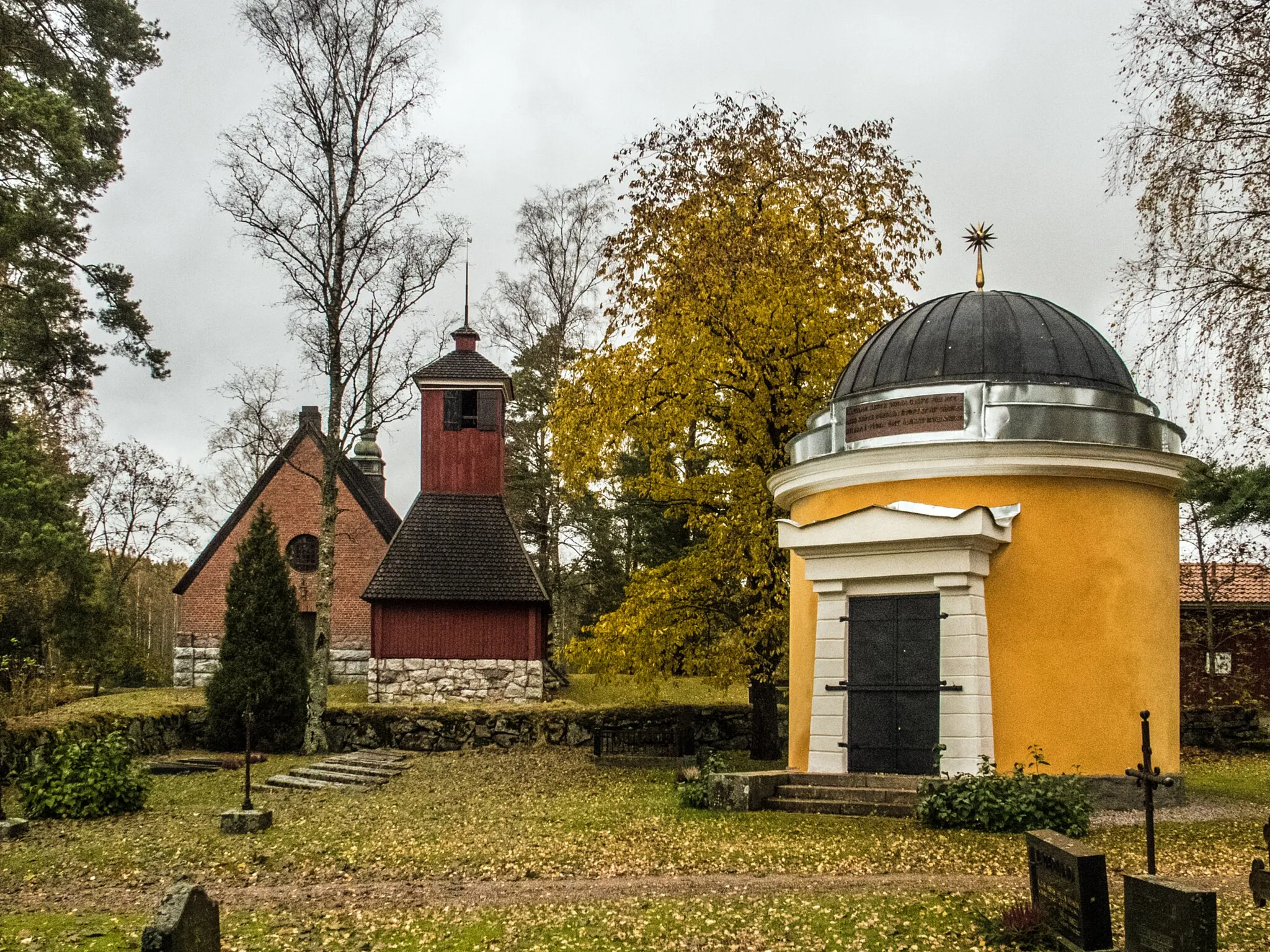 Photo showing: St. Jacob's church in Hevonpää, Paimio, Finland. Architect Lars Sonck, completed in 1928. The fourth church on this medieval site, built to replace the previous church erected 1806 and destroyed in a fire 1909. In the foreground, the mausoleum of the Rehbinder family, by architect Carl Ludvig Engel, built in 1824.