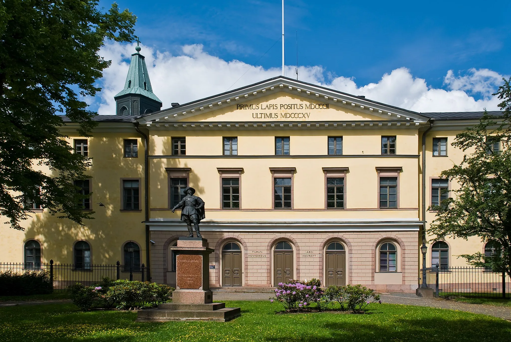 Photo showing: Court of Appeal, Academy House, Turku, with Turku Cathedral's tower on the background, and a statue of Gustav II Adolf, the founder of the Court of Appeal, on the foreground.