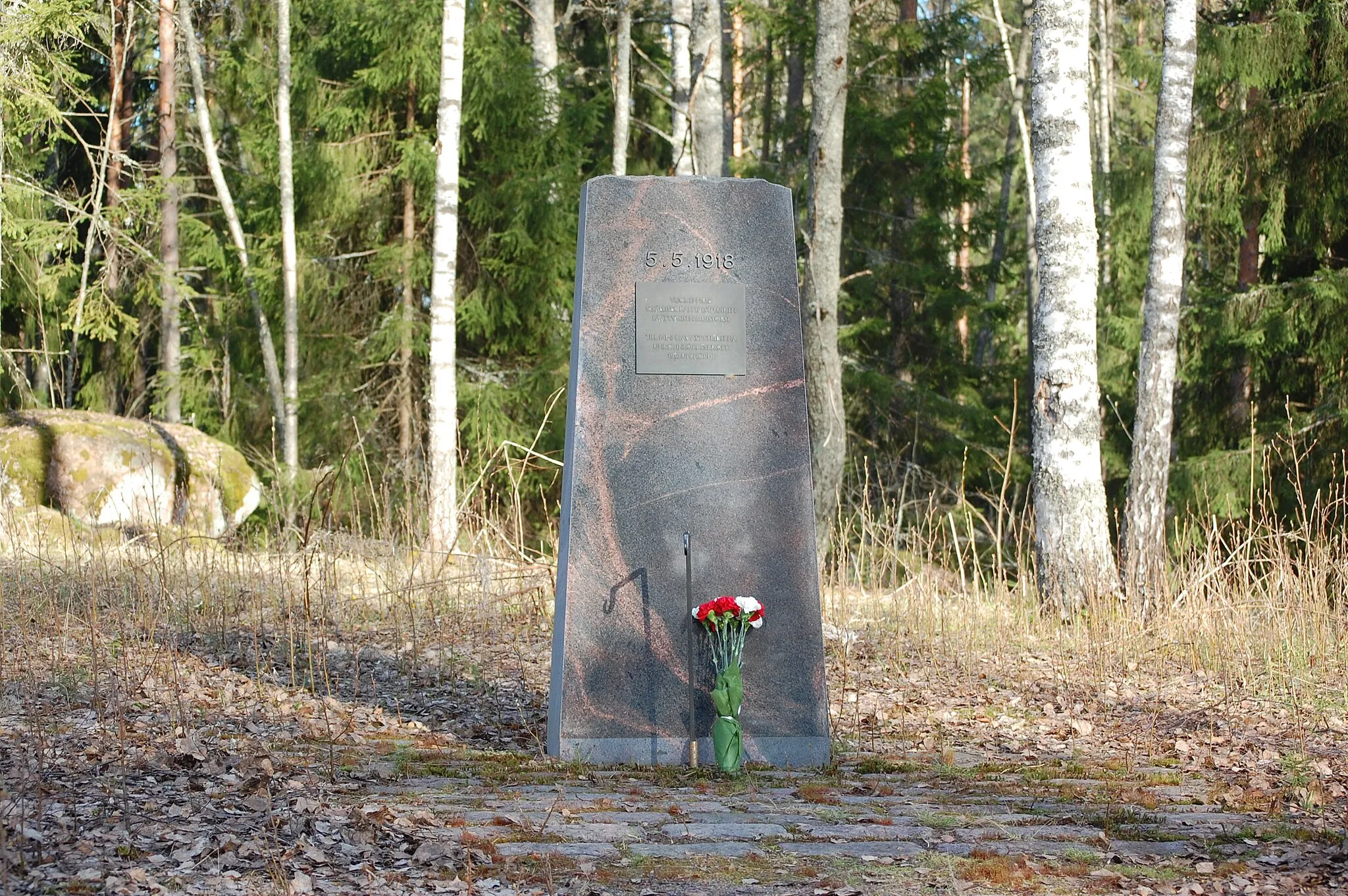 Photo showing: Sisällissodan taisteluiden päättymisen muistomerkki Loviisan Ahvenkoskella paikassa, jossa viimeiset laukaukset ammuttiin. https://goo.gl/maps/o7u42BCq3bK2