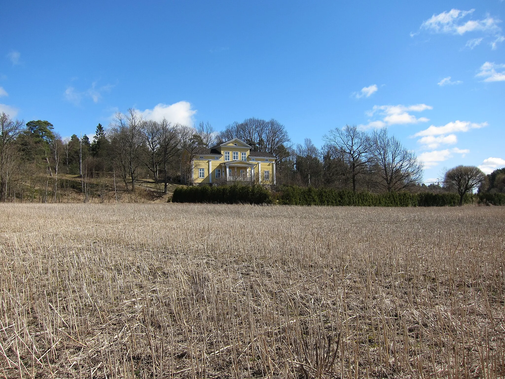 Photo showing: Brinkhall Manor in Raisio, Finland.
The history of Huhko Manor dates back to the 16th century. The oldest parts of the present main building date from the 18th century. The Empire-style appearance is from 1837-1842.