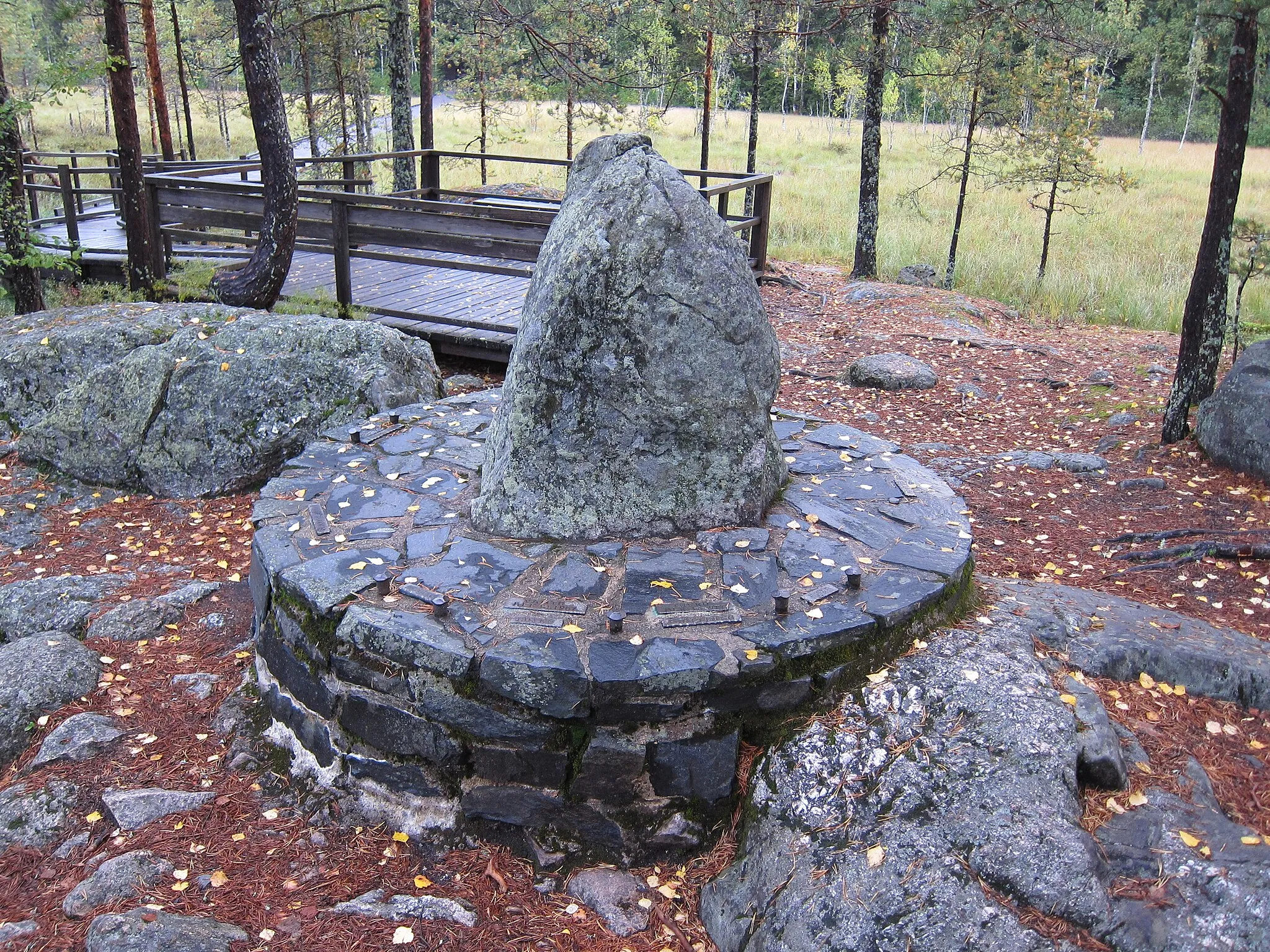 Photo showing: Kuhankuono Boundary stone in Kurjenrahka National Park, Finland.
In background you can see the wheelchair trail.
