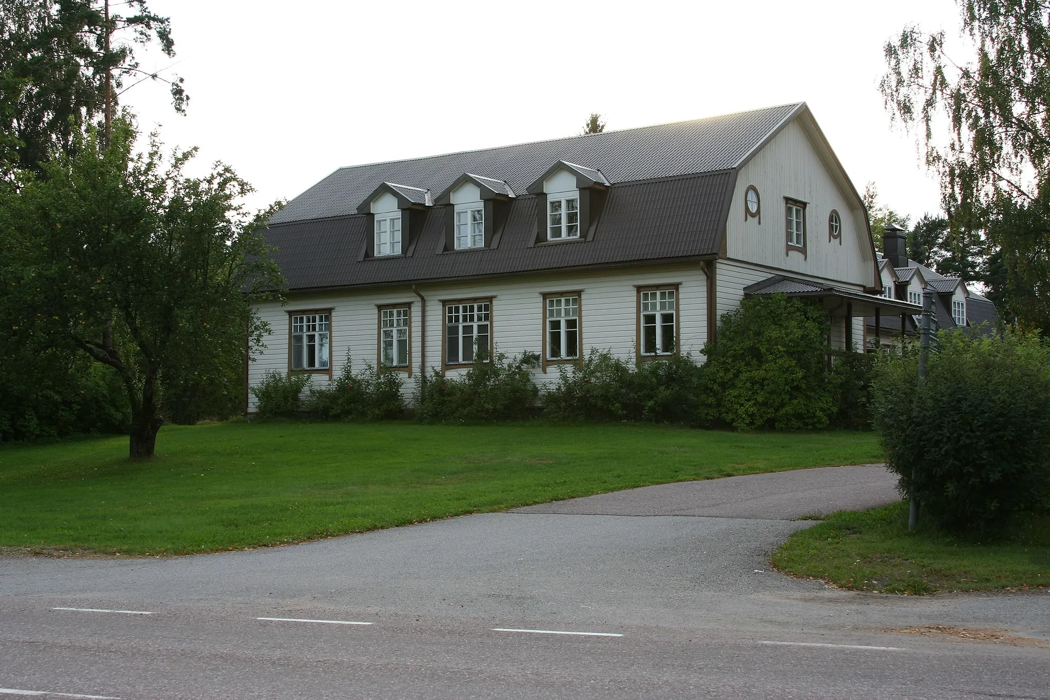 Photo showing: Pöytyä Community health center, Riihikoski, Pöytyä, Finland. It was formerly a local hospital.