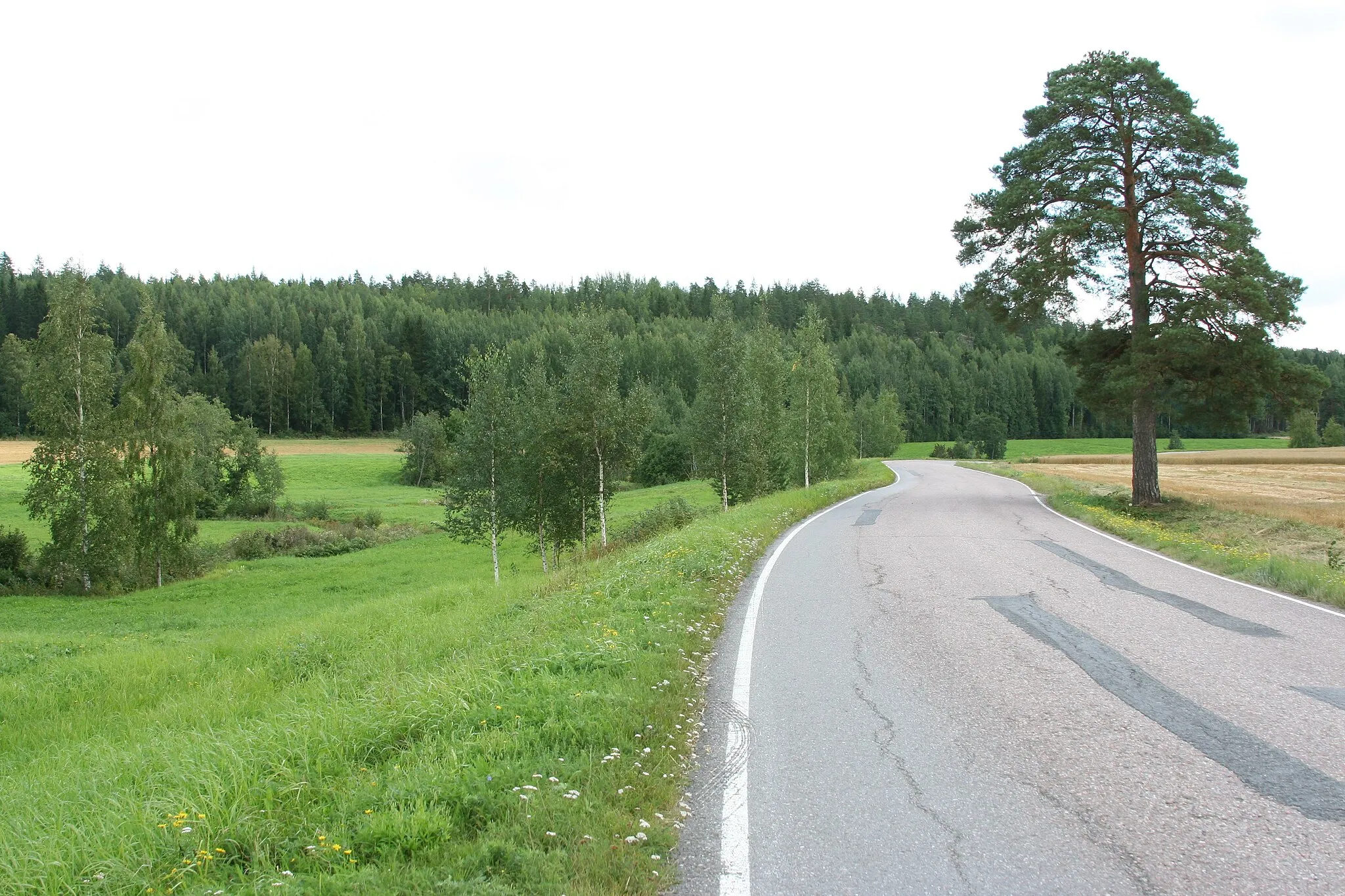 Photo showing: Old main road Turku–Tampere in northern Pöytyä, Finland. River Aura is on the left side of the road. Connecting (local) road 12451.