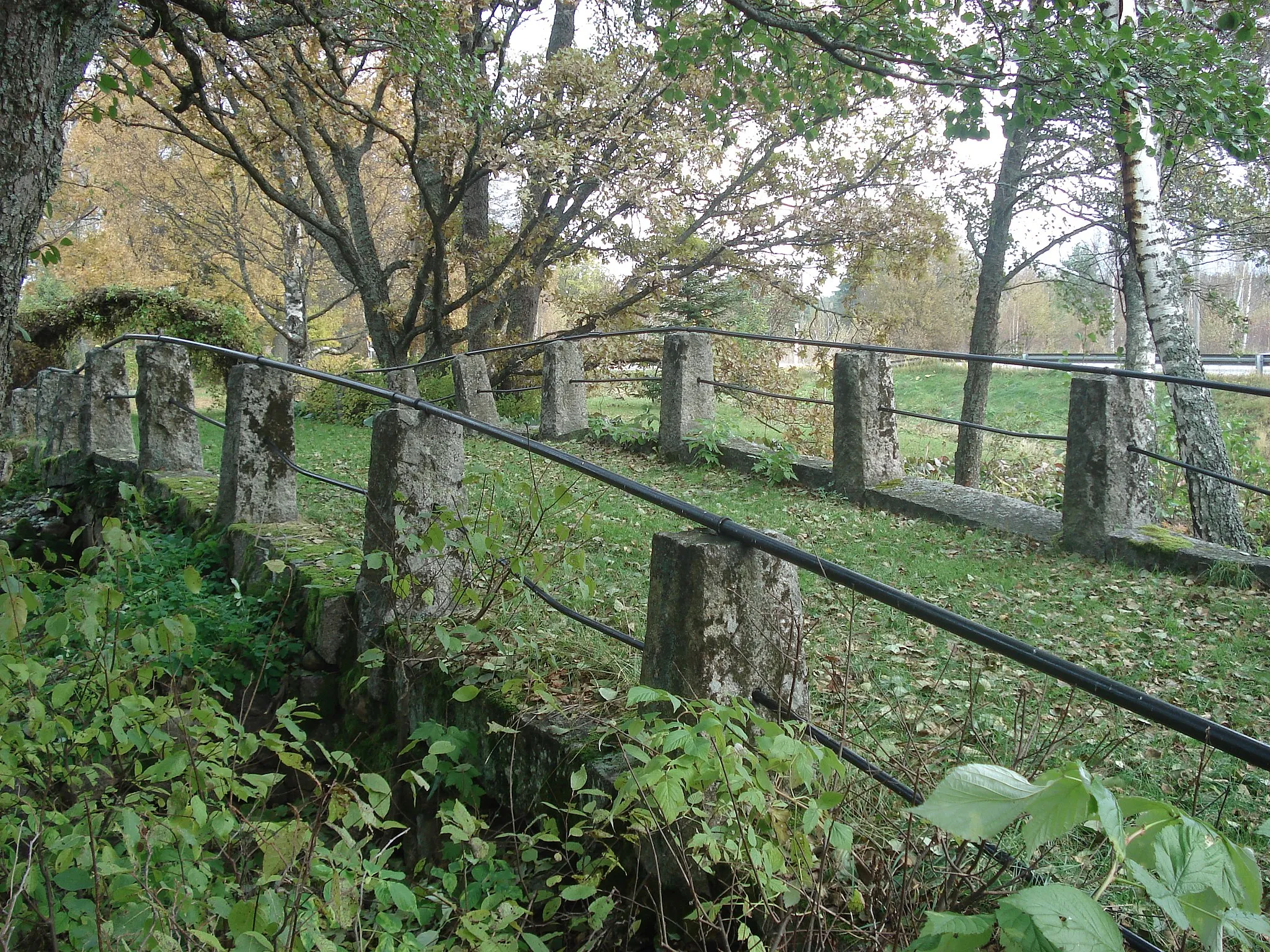 Photo showing: The Muntti Bridge is located on an absolete section of the Turku–Taivassalo road in Finland. This small single-span stone-vault bridge was built in 1850 to link the village of Koivisto to Taivasalo. The bridge was approved as a museum bridge in 1982.