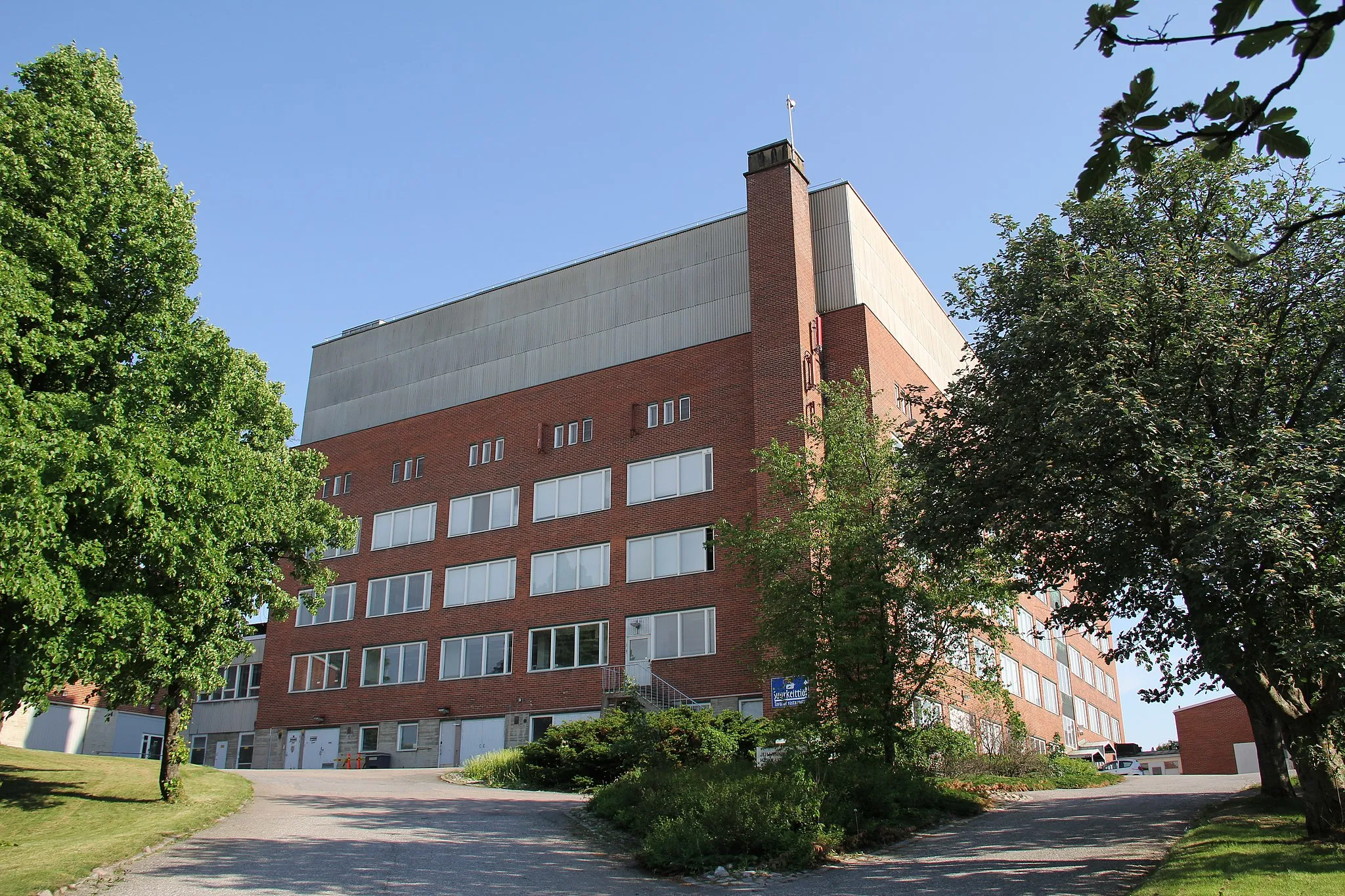 Photo showing: Juhannuskukkula water tower and Turku Vocational school, Turku, Finland. Completed in 1958, design by K. S. Sandelin. Capacity  9 000 m³. Photo taken from northwest.