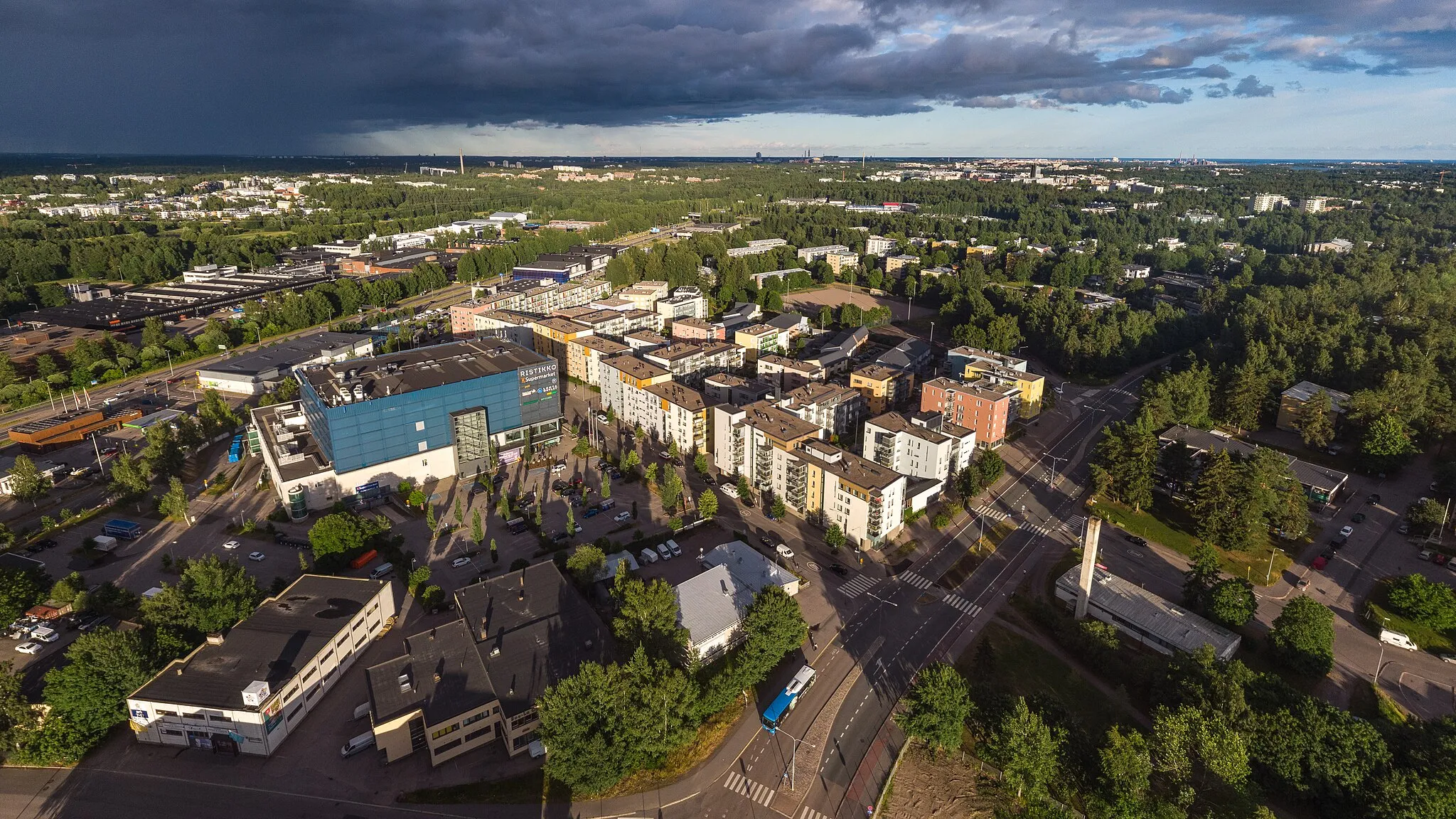 Photo showing: Aerial photograph of the southern half of Konala district in Helsinki, Finland