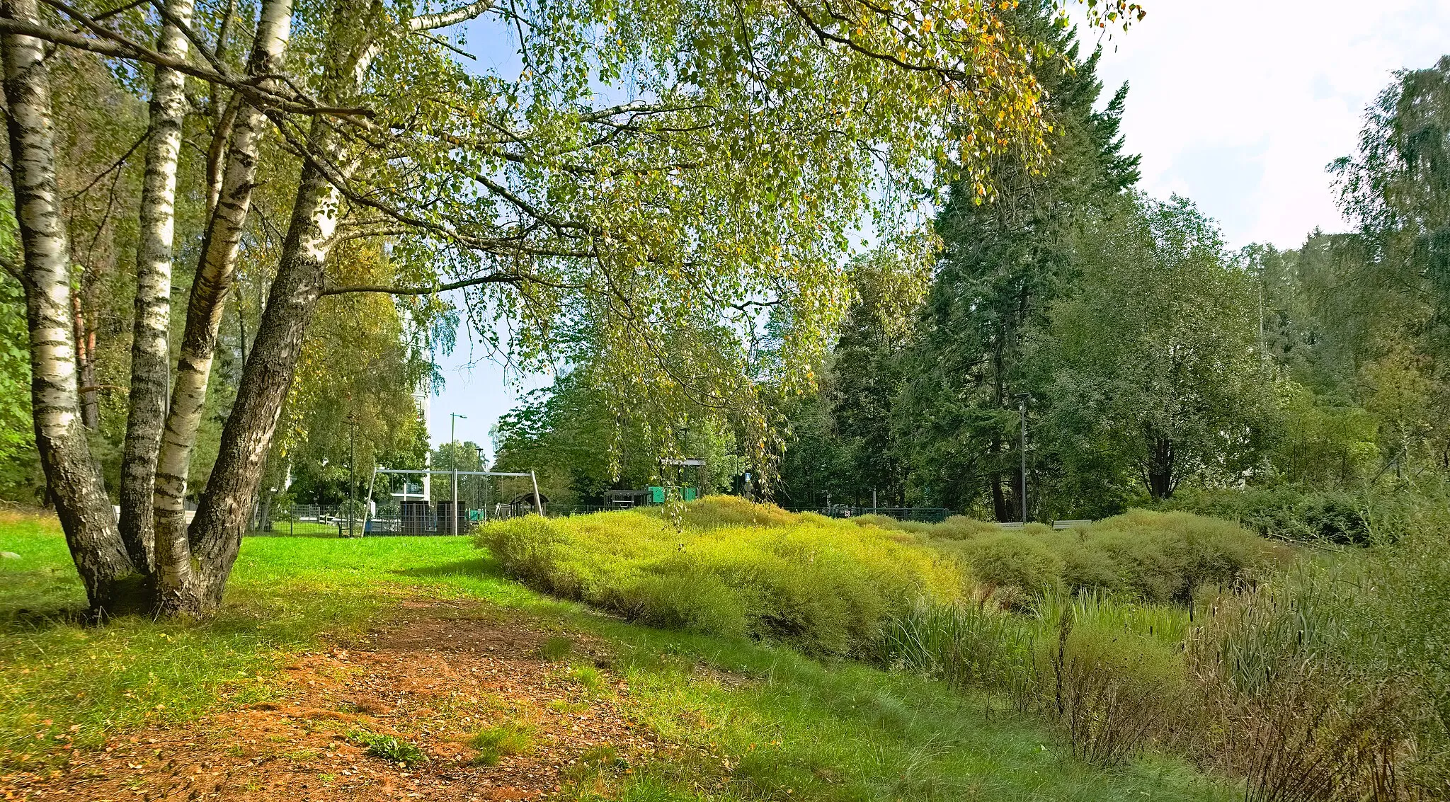 Photo showing: The park Niittykummunpuisto on a sunny day of Fall 2023, Espoo, Finland