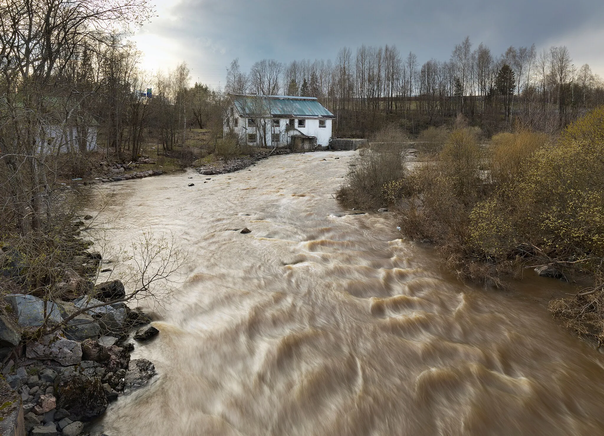 Photo showing: Vantaankoski rapids and the abandoned mill building in Vantaa, Finland in 2021 April. On the right side of the Vantaanjoki river is Viinikkala district and on the left is Vantaanlaakso district.