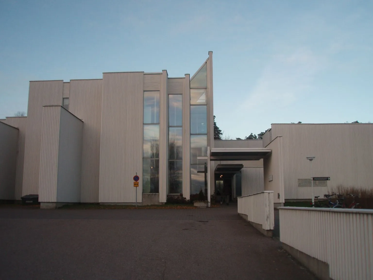 Photo showing: Kirkkonummi parish community center, by Juha Leiviskä 1984